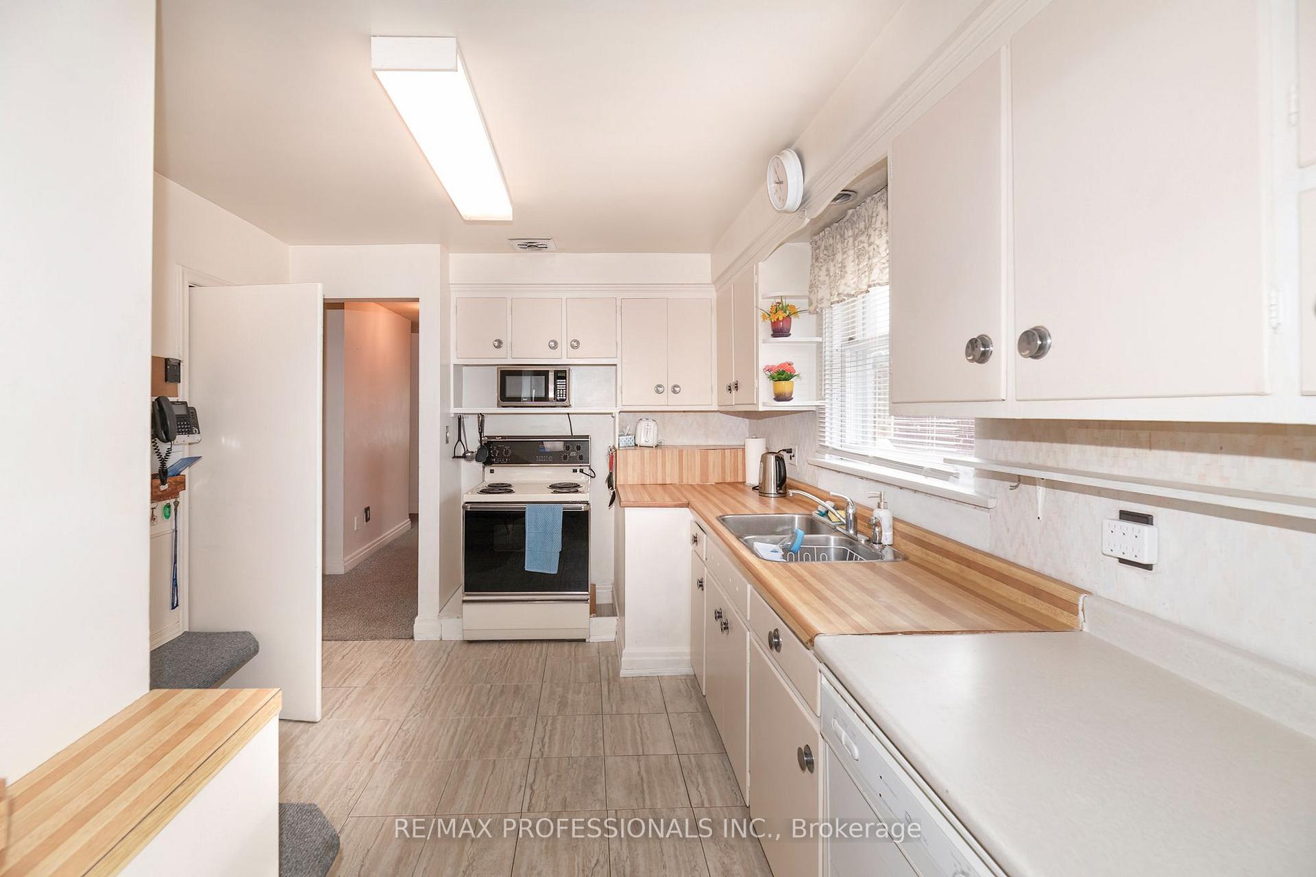 Photo 17 of 79 Silverhill Drive, Etobicoke, Islington-City Centre West — HOMEH