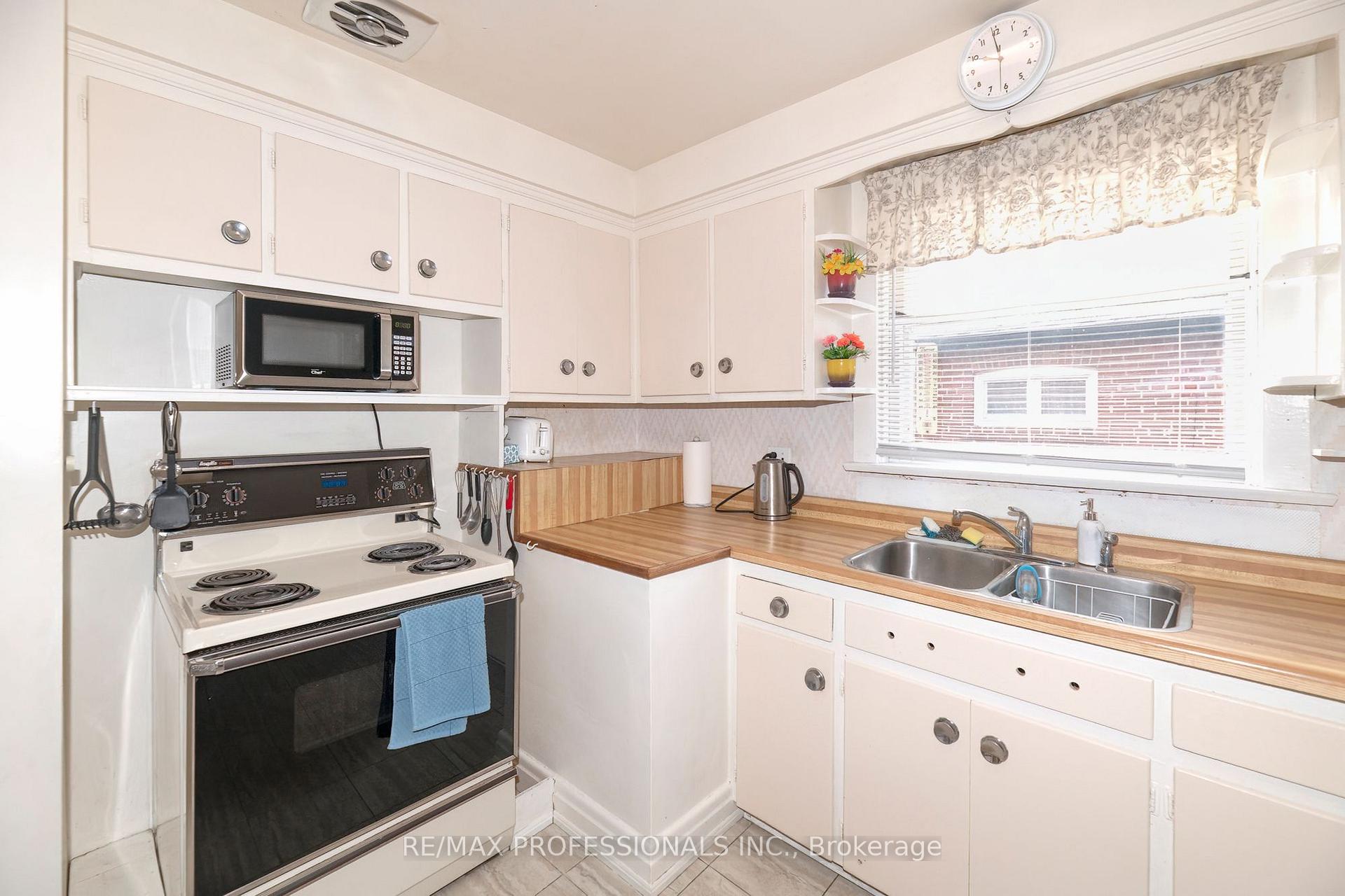 Photo 19 of 79 Silverhill Drive, Etobicoke, Islington-City Centre West — HOMEH