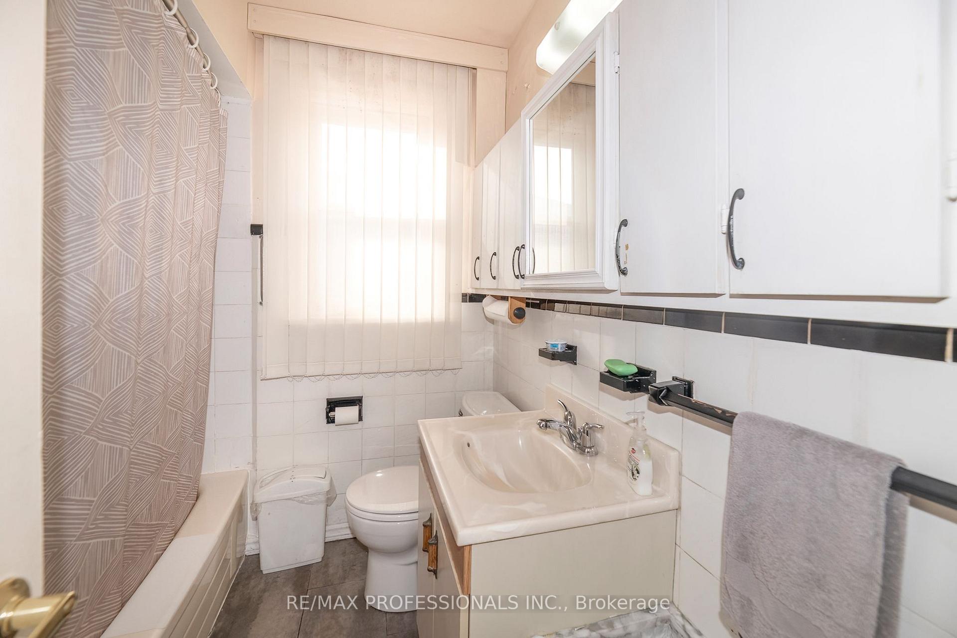 Photo 18 of 79 Silverhill Drive, Etobicoke, Islington-City Centre West — HOMEH