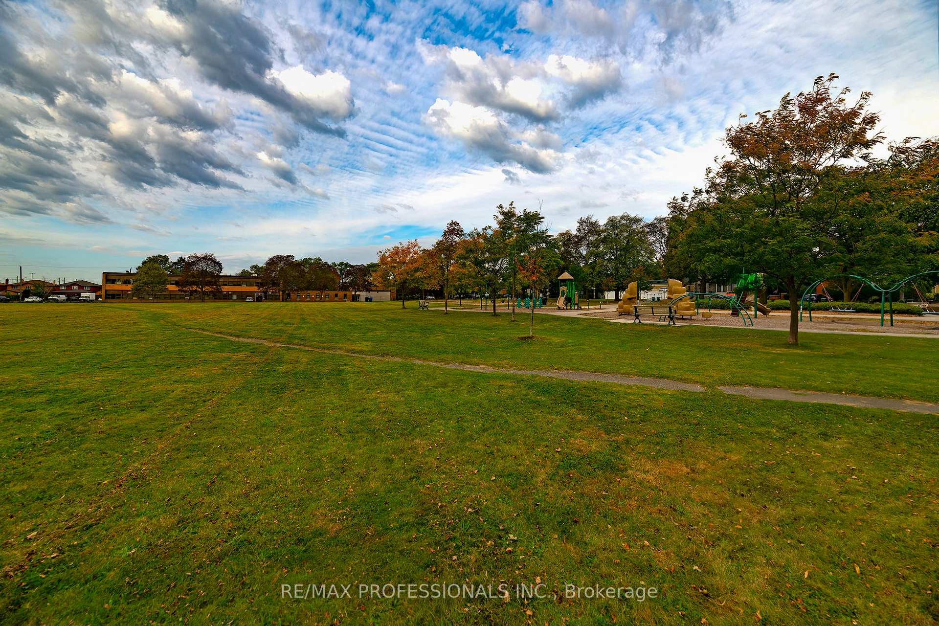 Photo 33 of 79 Silverhill Drive, Etobicoke, Islington-City Centre West — HOMEH