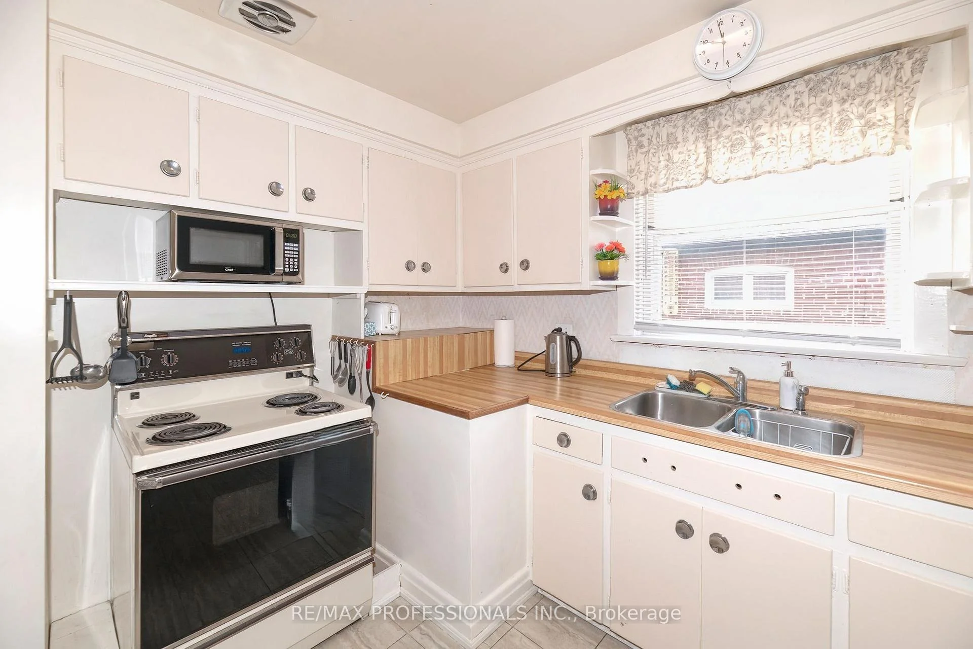 Photo 11 of 79 Silverhill Drive, Etobicoke, Islington-City Centre West — HOMEH