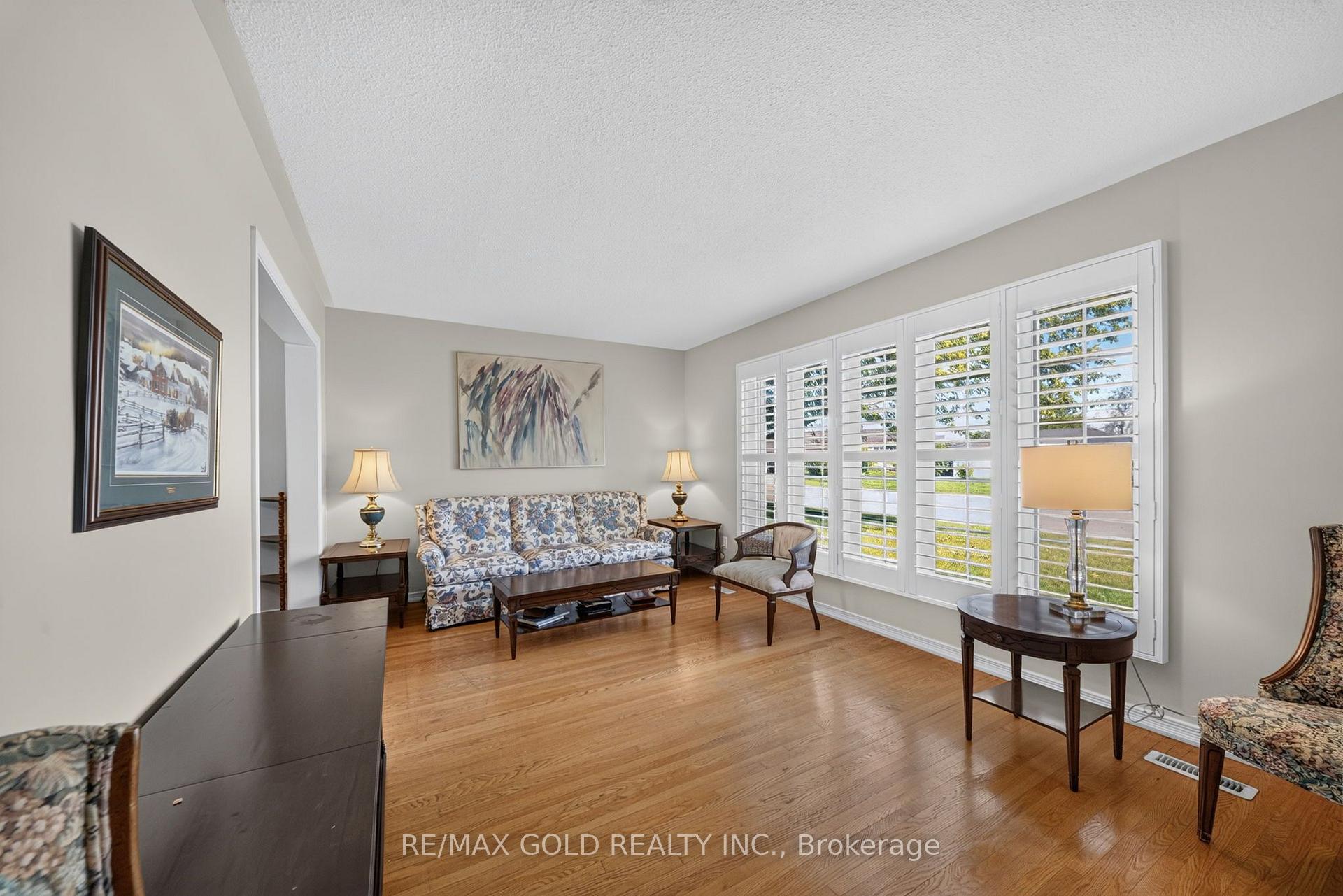 Photo 10 of 45 Fidelia Crescent, Brampton, Southgate — HOMEH