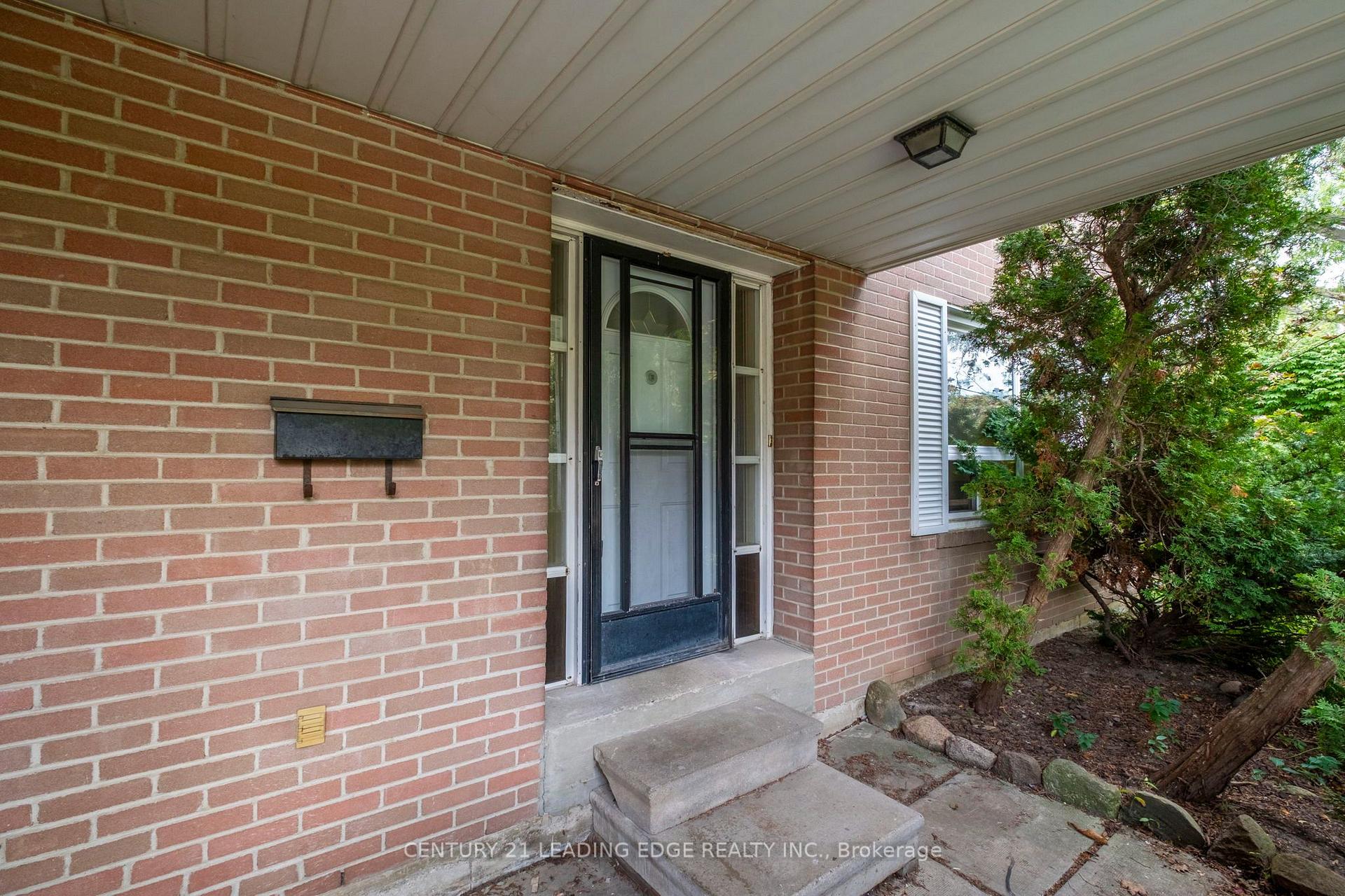 Photo 2 of 18 Kentish Crescent, Scarborough, Agincourt South-Malvern West — HOMEH