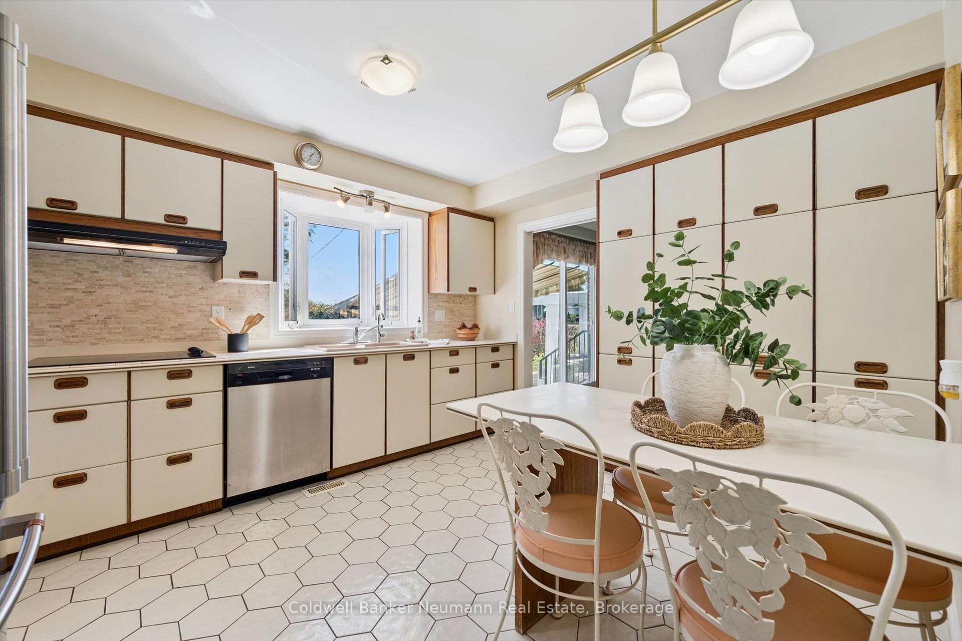 Photo 18 of 26 Maplewood Drive, Guelph, Dovercliffe Park/Old University — HOMEH