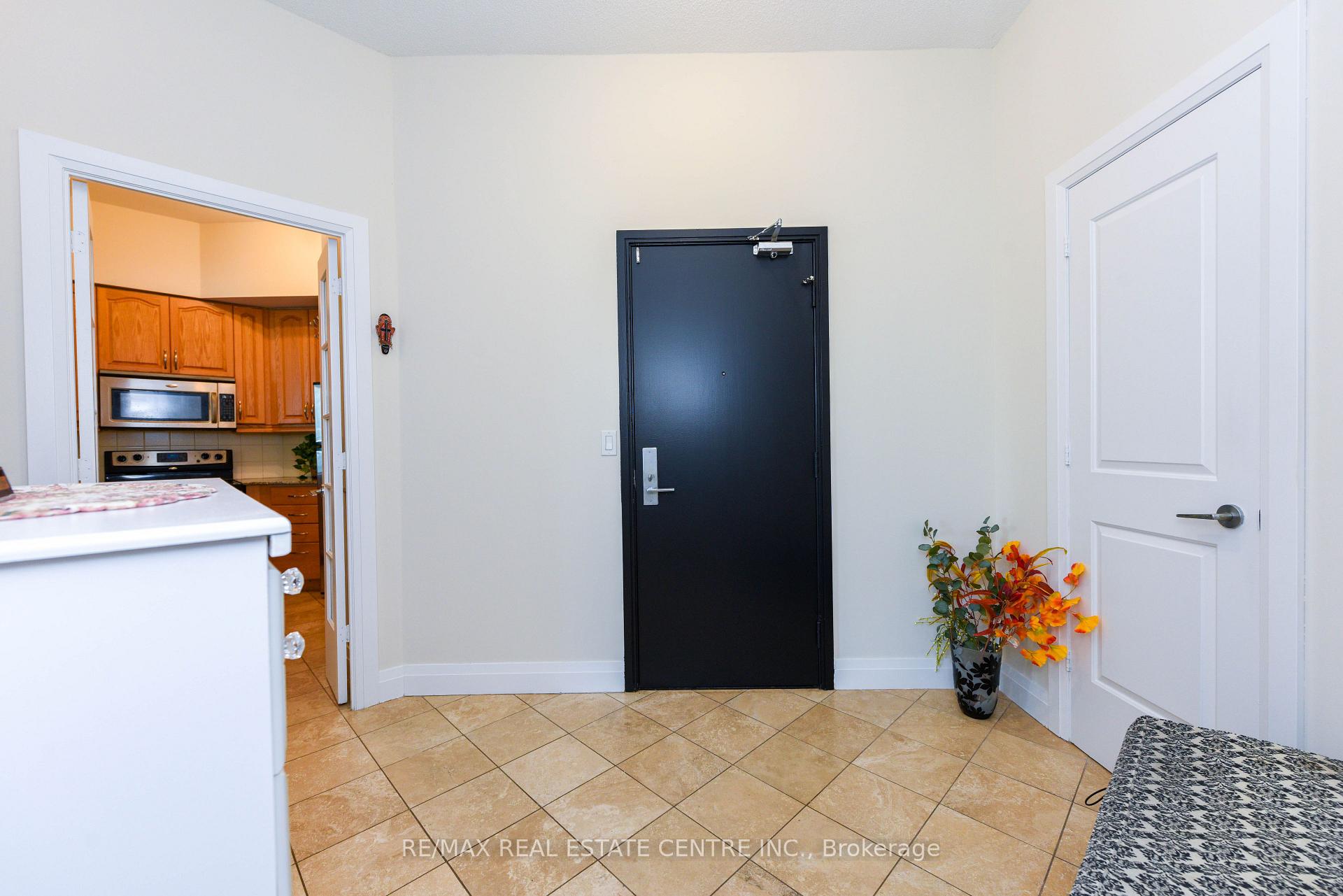 Photo 4 of Unit 2605, 90 Absolute Avenue, Mississauga, City Centre — HOMEH