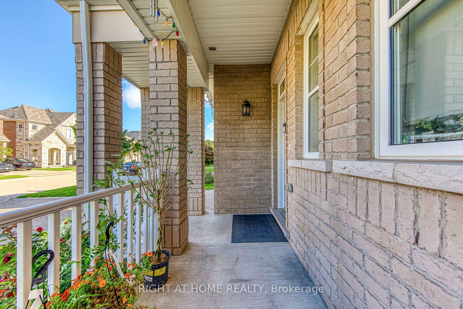 Photo 3 of 40 Stillwater Crescent, Hamilton, Waterdown — HOMEH