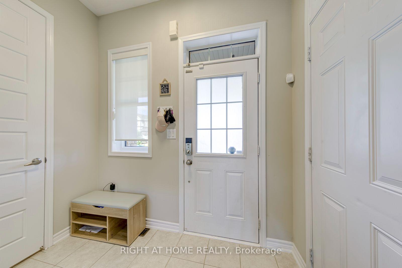 Photo 4 of 40 Stillwater Crescent, Hamilton, Waterdown — HOMEH