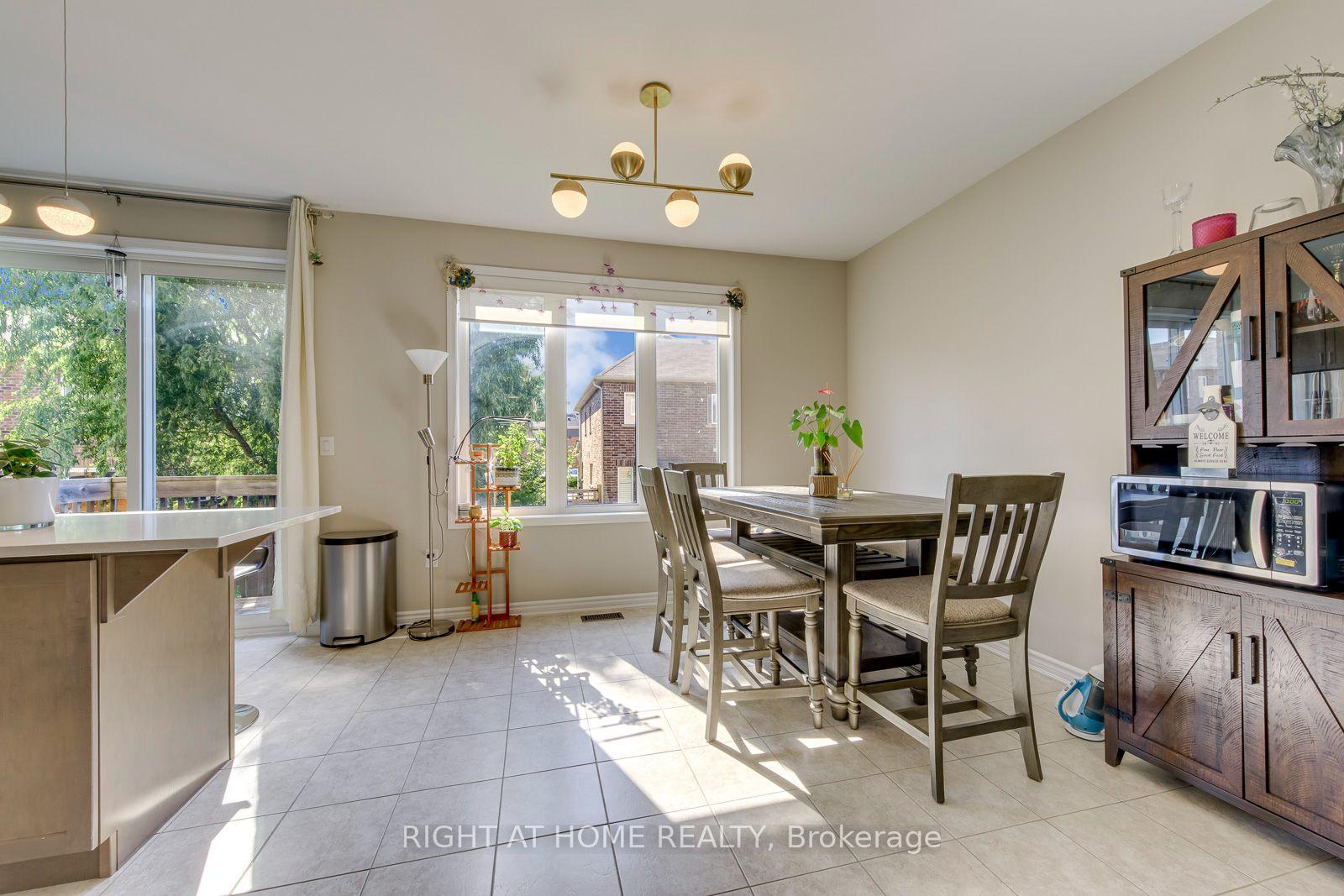 Photo 10 of 40 Stillwater Crescent, Hamilton, Waterdown — HOMEH