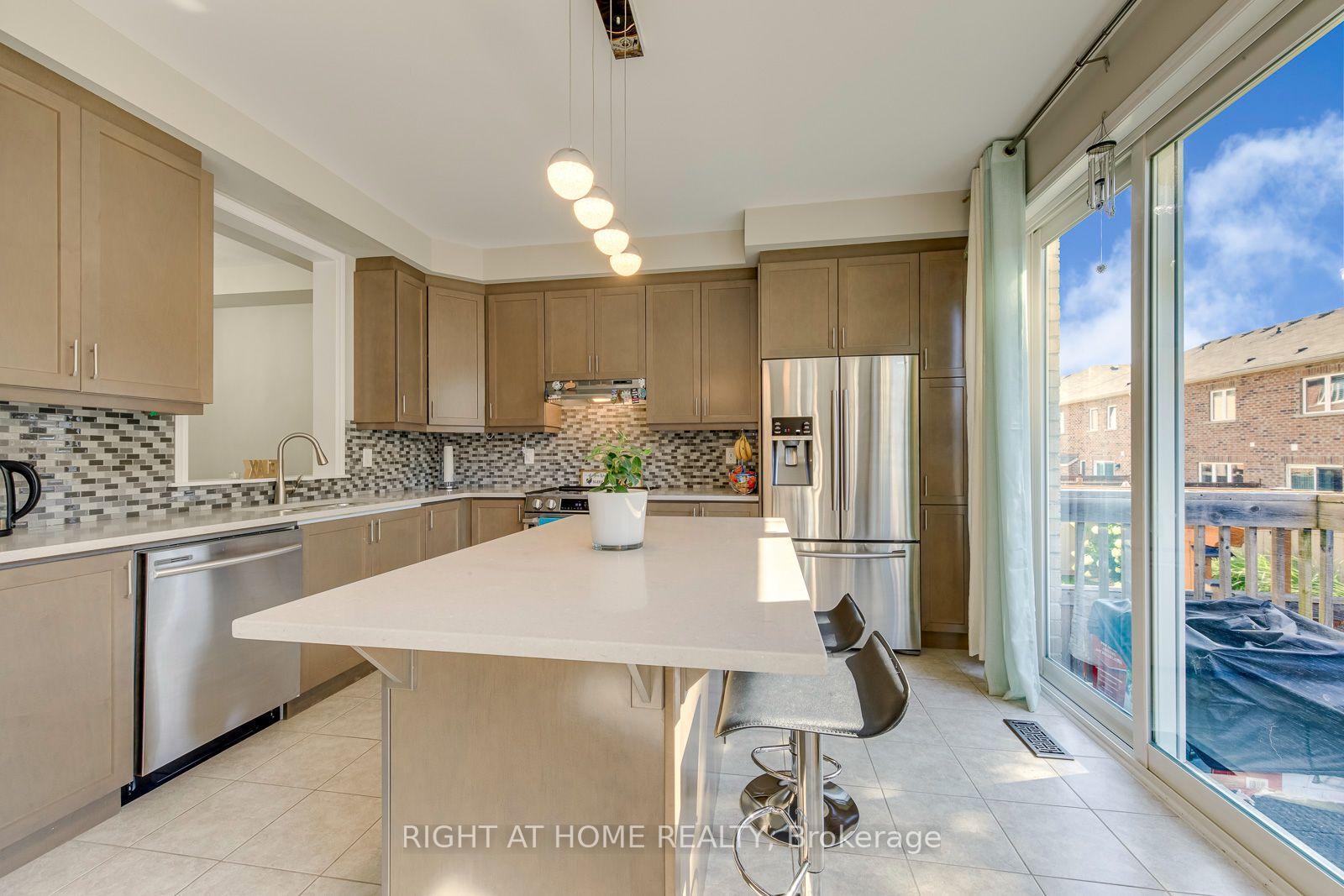Photo 12 of 40 Stillwater Crescent, Hamilton, Waterdown — HOMEH