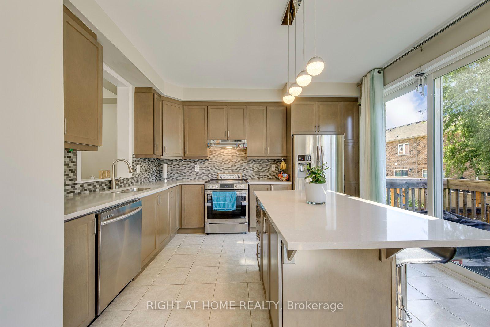 Photo 13 of 40 Stillwater Crescent, Hamilton, Waterdown — HOMEH