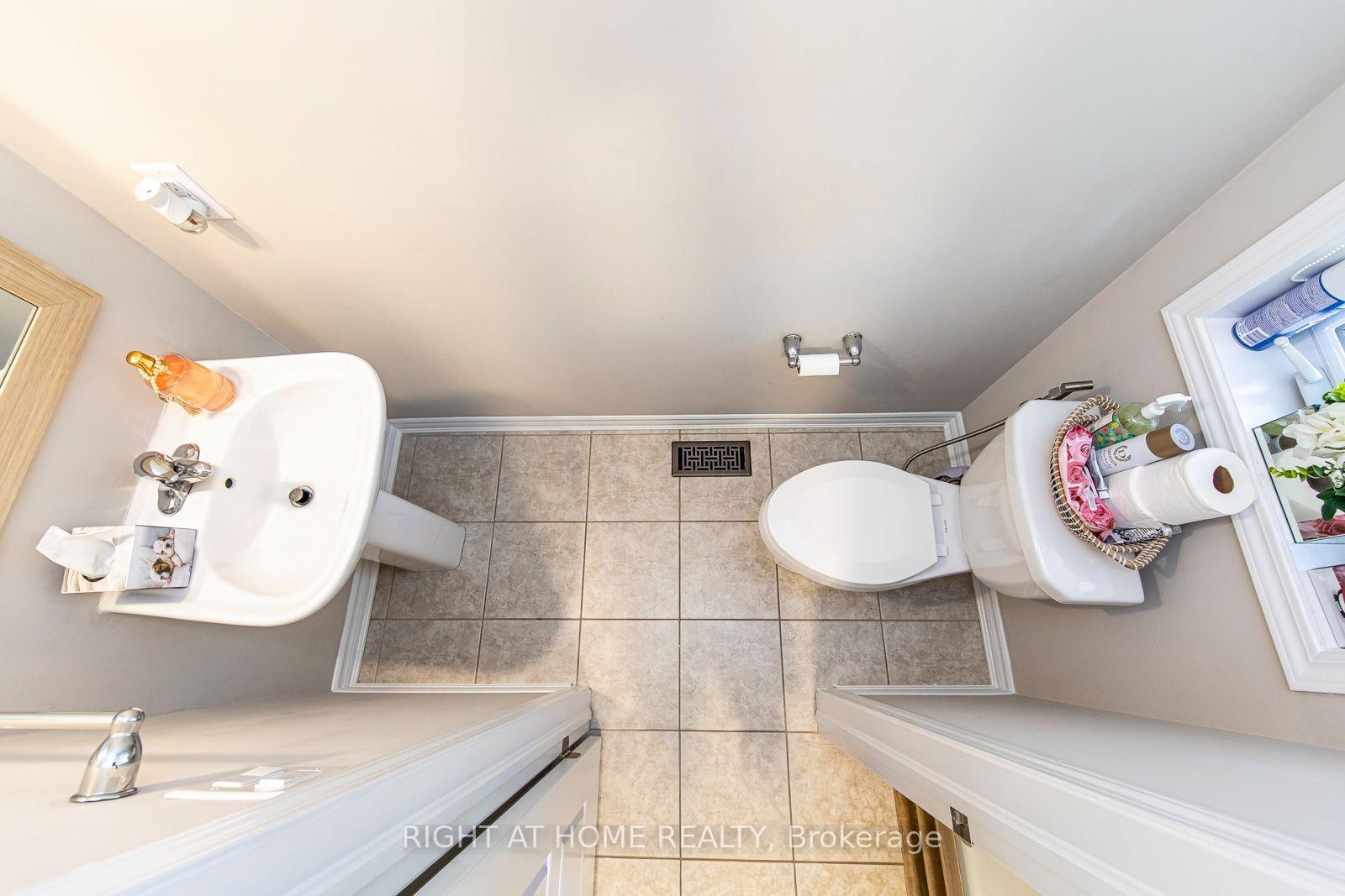 Photo 16 of 40 Stillwater Crescent, Hamilton, Waterdown — HOMEH