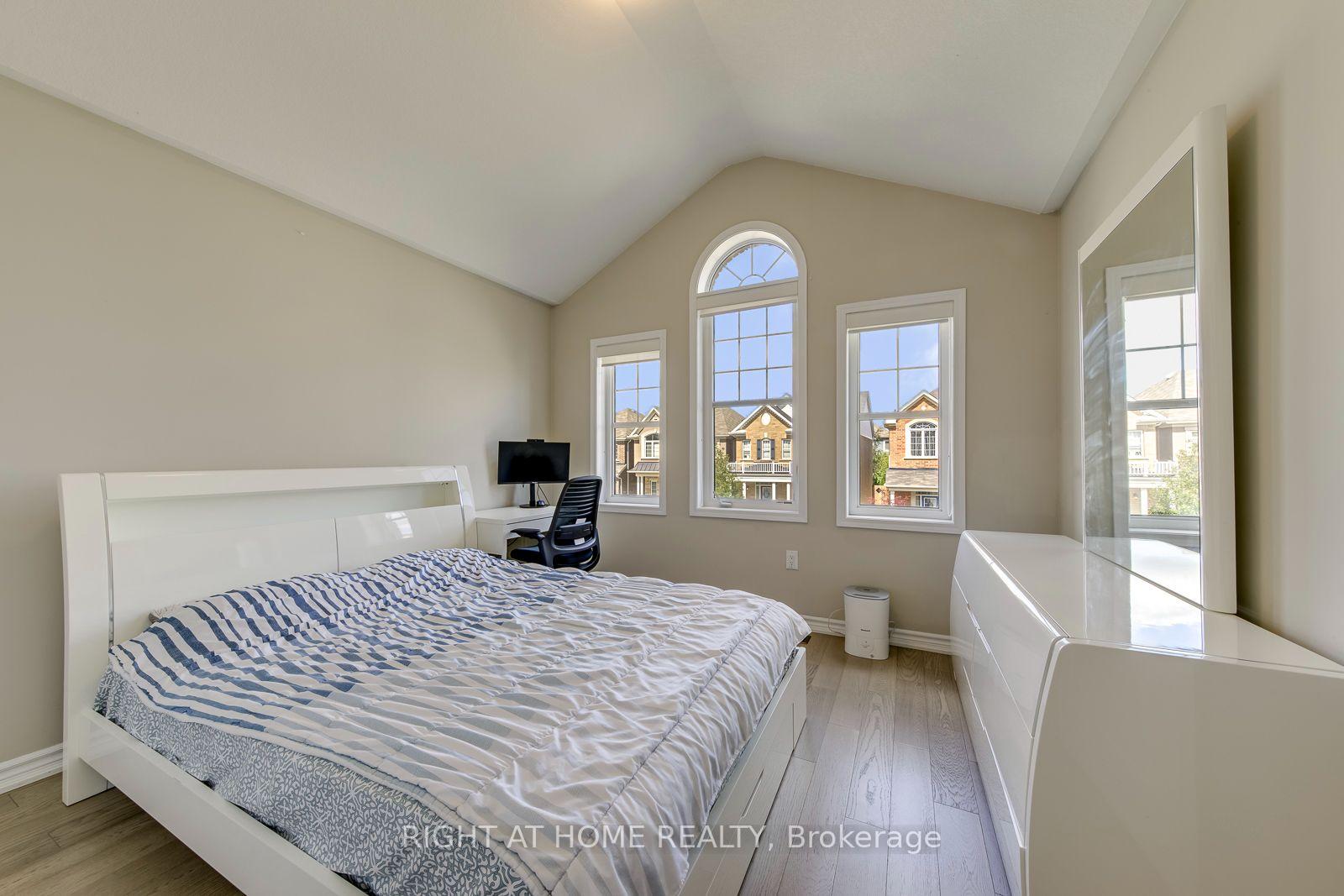 Photo 24 of 40 Stillwater Crescent, Hamilton, Waterdown — HOMEH