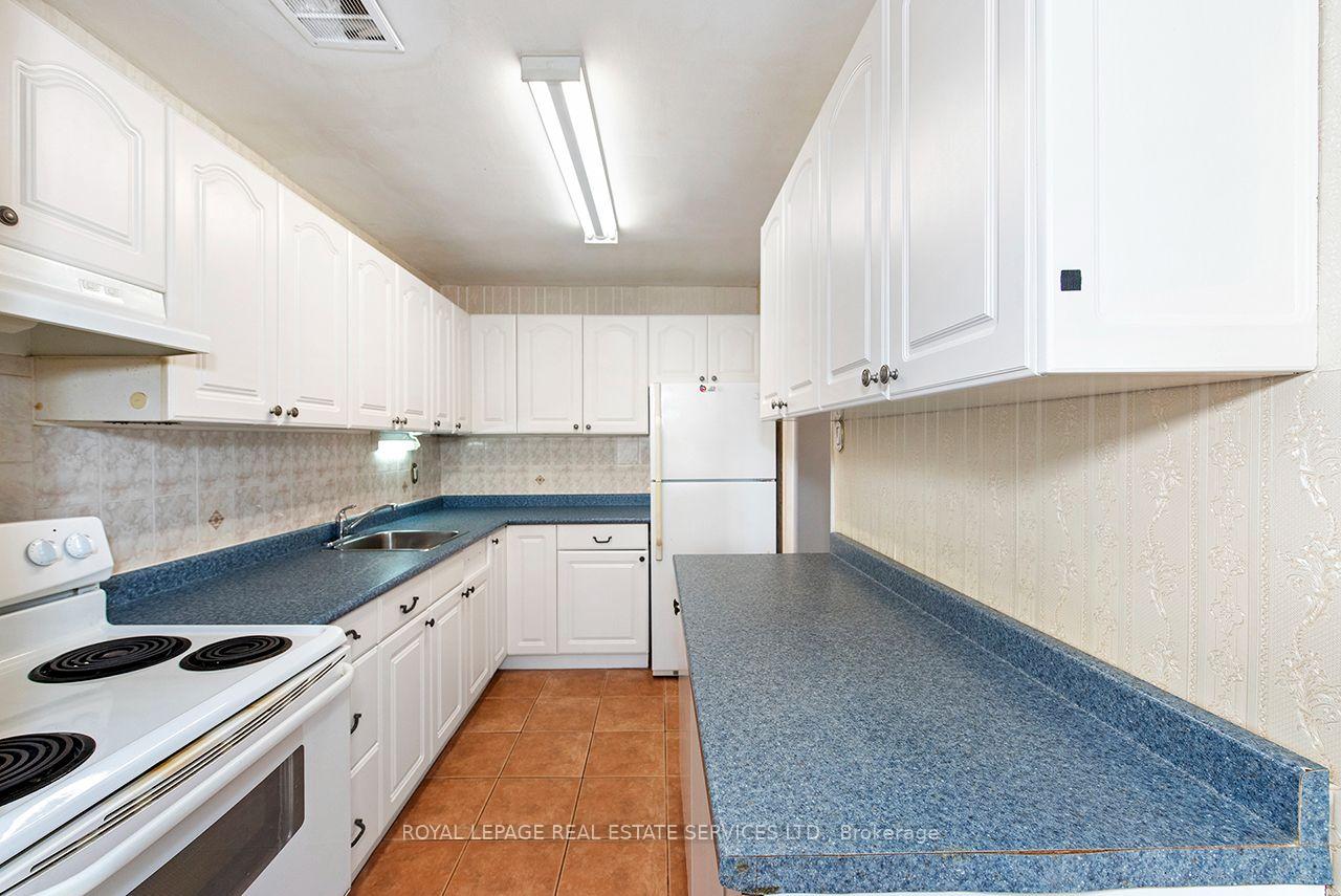 Photo 7 of Unit 305, 385 Browns Line, Etobicoke, Alderwood — HOMEH