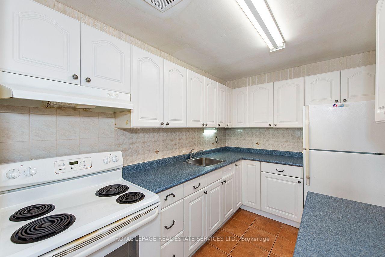 Photo 8 of Unit 305, 385 Browns Line, Etobicoke, Alderwood — HOMEH