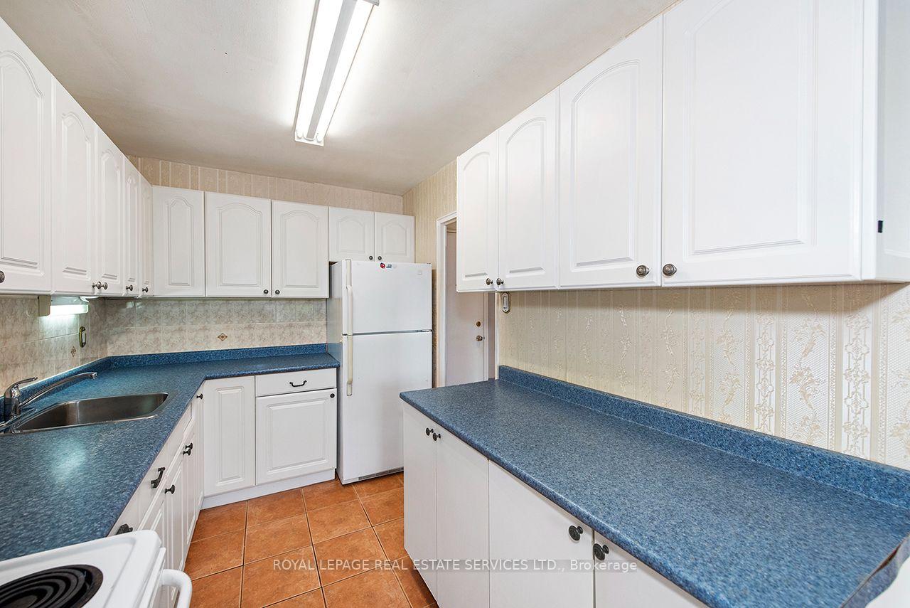 Photo 9 of Unit 305, 385 Browns Line, Etobicoke, Alderwood — HOMEH