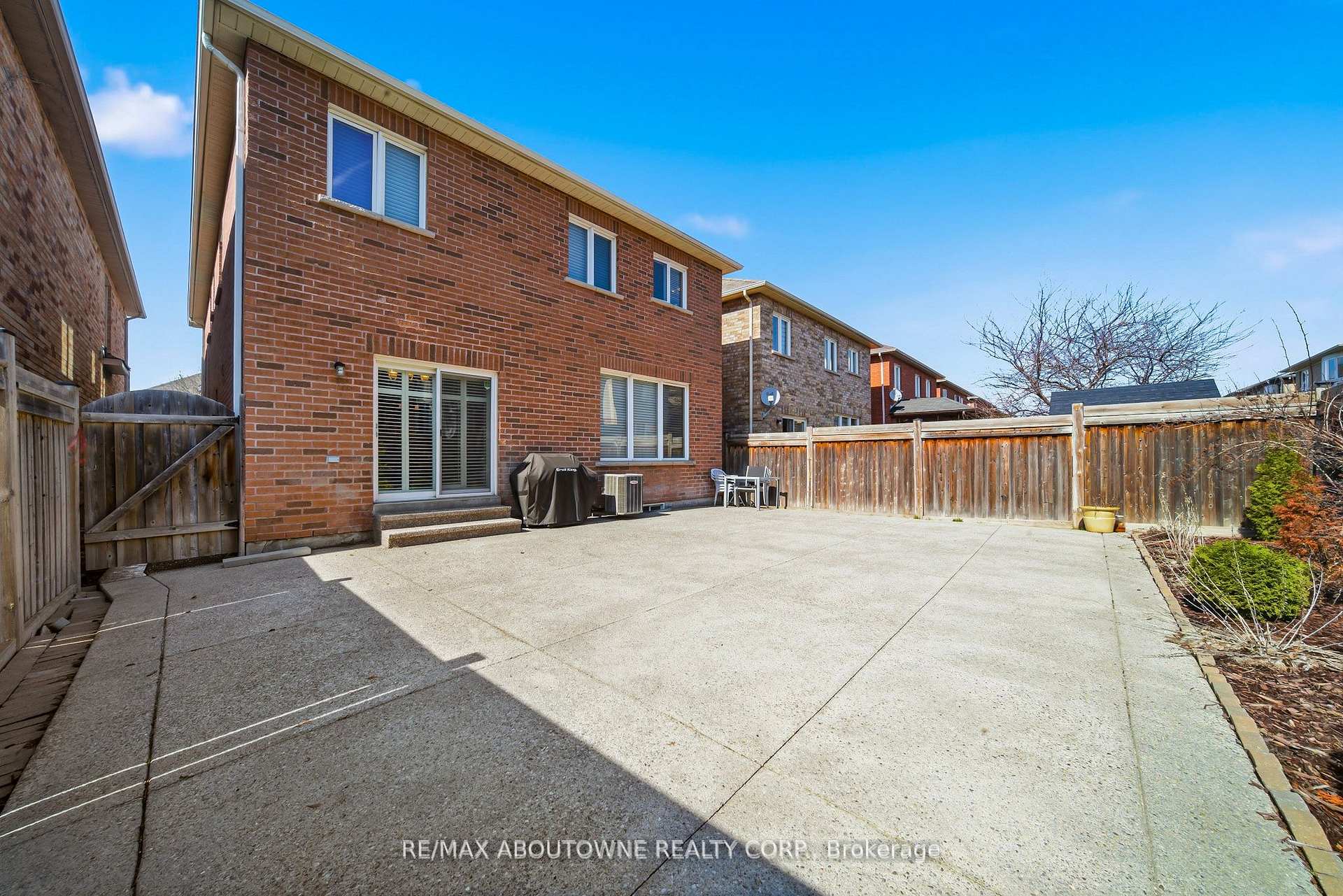 Photo 44 of 884 Stoutt Crescent, Milton, Coates — HOMEH