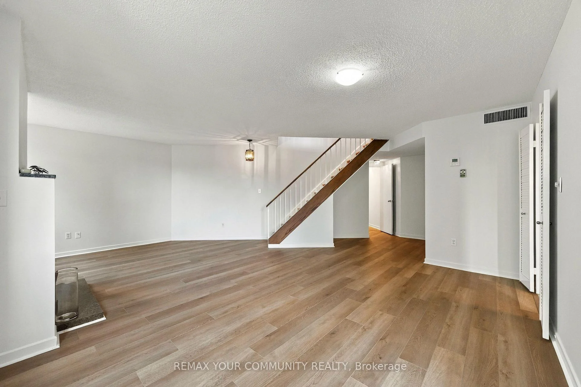 Photo 8 of Unit 410, 349 St Clair Avenue W, Toronto, Casa Loma — HOMEH