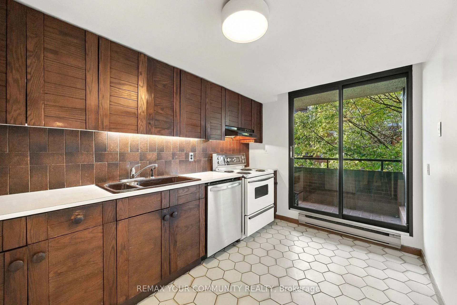 Photo 11 of Unit 410, 349 St Clair Avenue W, Toronto, Casa Loma — HOMEH