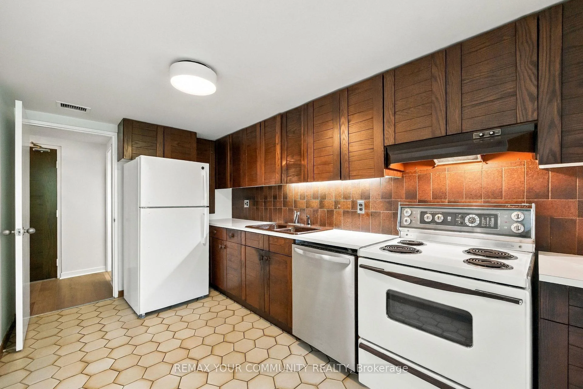 Photo 12 of Unit 410, 349 St Clair Avenue W, Toronto, Casa Loma — HOMEH