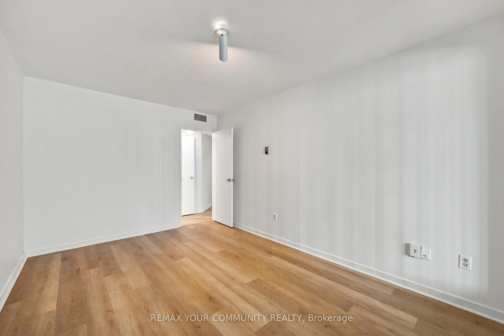 Photo 18 of Unit 410, 349 St Clair Avenue W, Toronto, Casa Loma — HOMEH