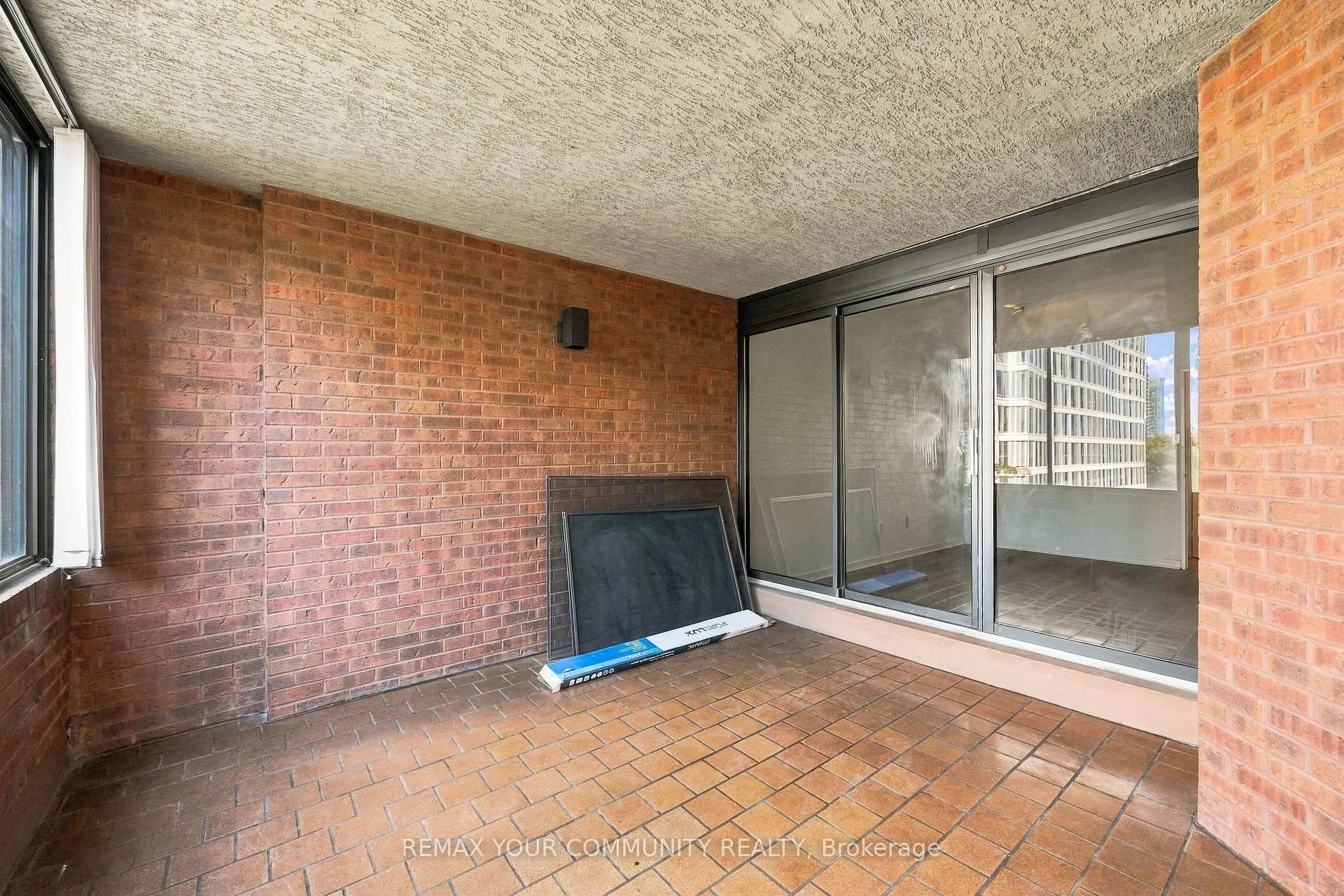 Photo 31 of Unit 410, 349 St Clair Avenue W, Toronto, Casa Loma — HOMEH