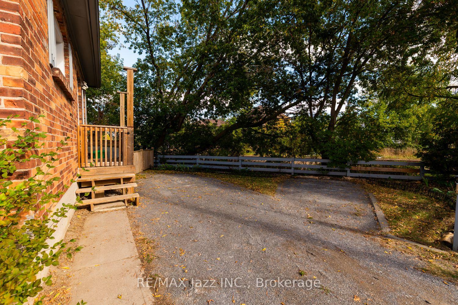 Photo 5 of 34 Jackson Avenue, Peterborough, Town Ward 3 — HOMEH