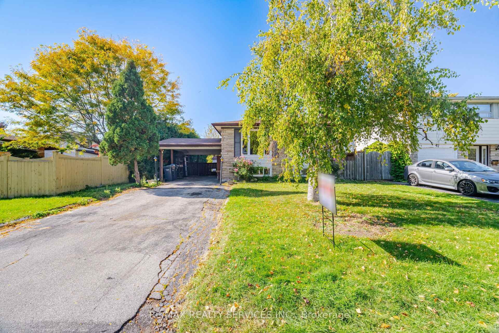 Photo 3 of 49 Ferndale Crescent, Brampton, Brampton East — HOMEH