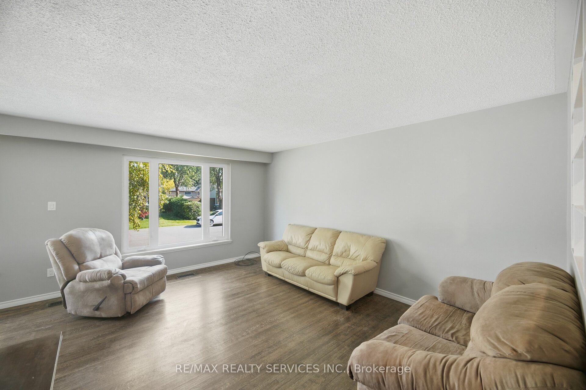Photo 10 of 49 Ferndale Crescent, Brampton, Brampton East — HOMEH