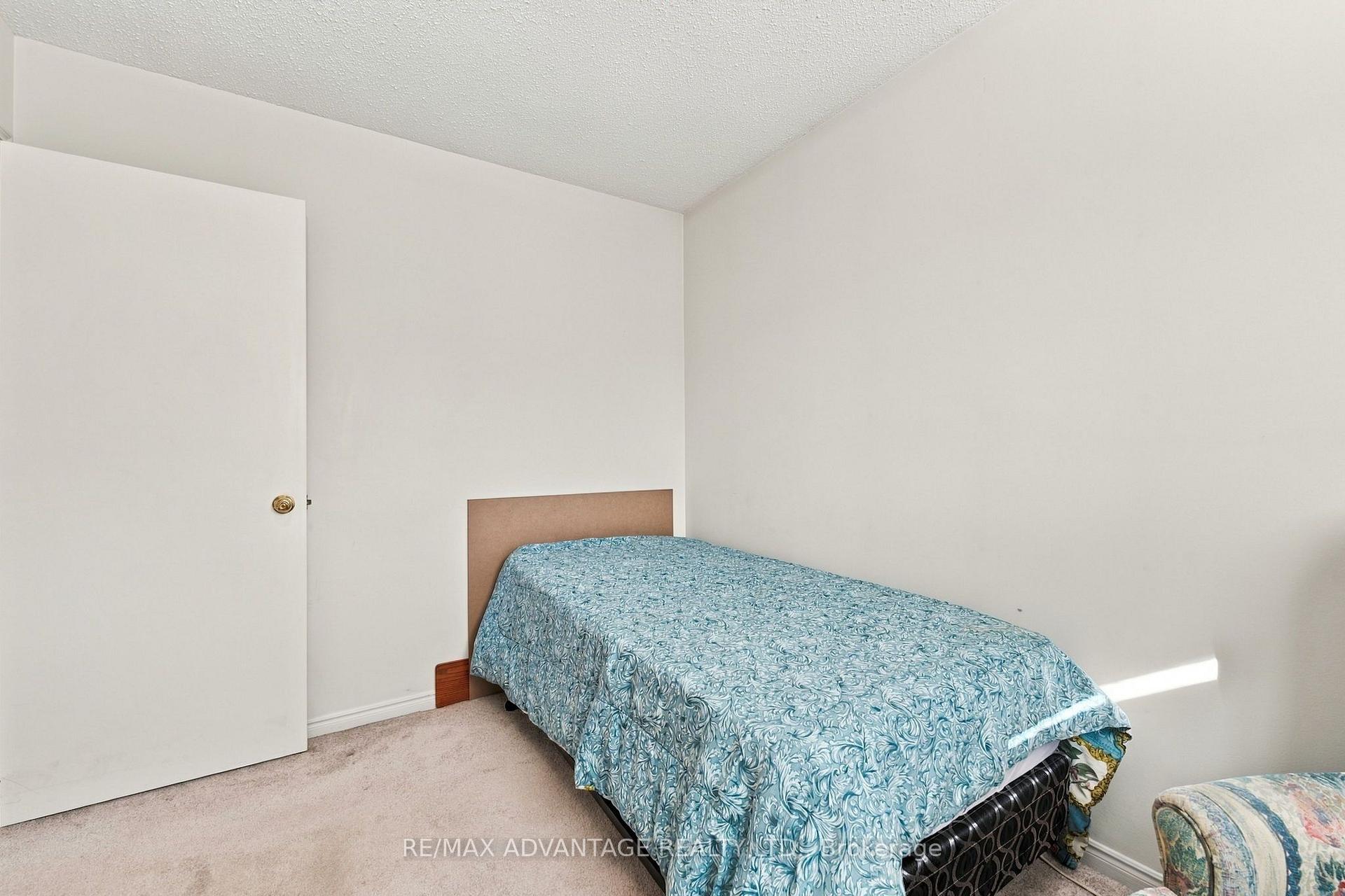 Photo 16 of 15 Cheswick Circle, London, South X — HOMEH