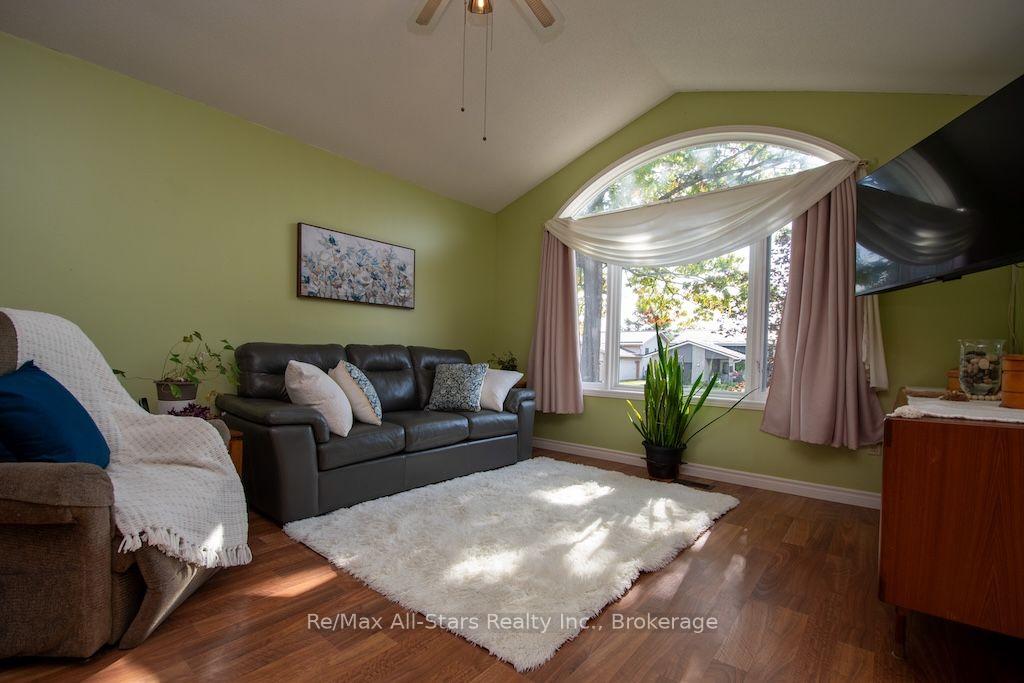 Photo 7 of 41 Cedartree Lane, Kawartha Lakes, Bobcaygeon — HOMEH