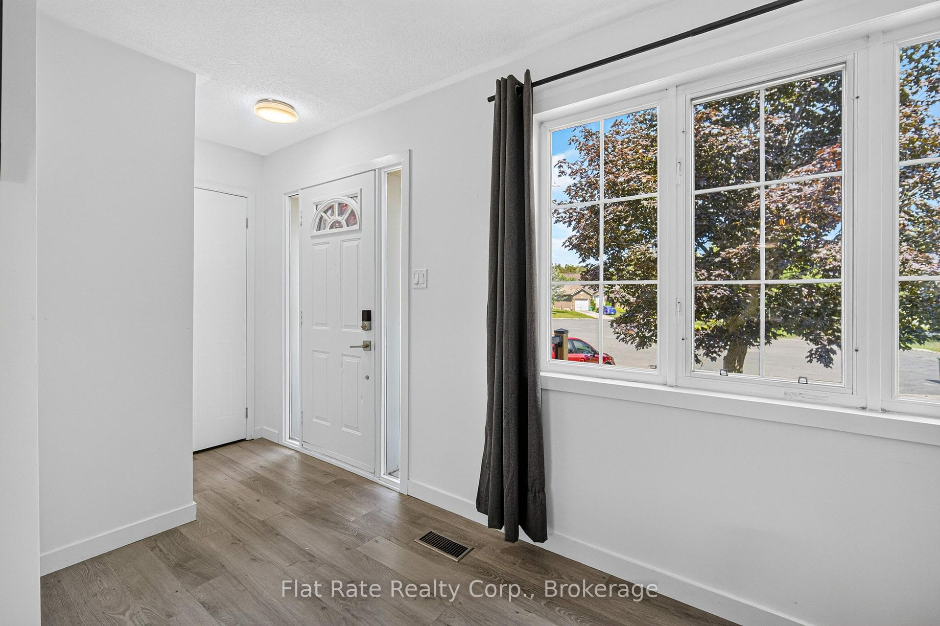 Photo 4 of 16 Ferguson Place, Peterborough, Northcrest Ward 5 — HOMEH
