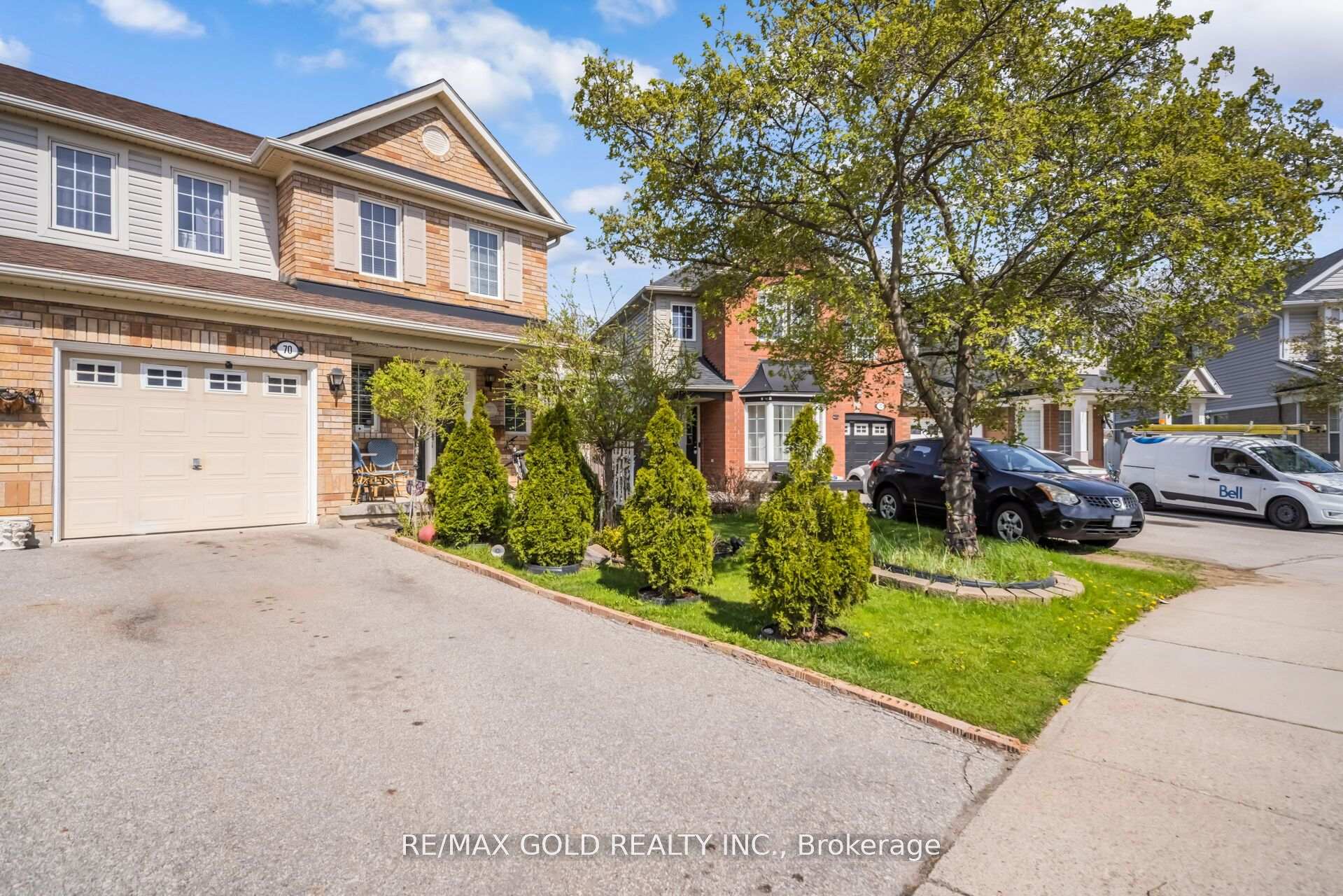 Photo 3 of 70 Sweetwood Circle, Brampton, Fletcher's Meadow — HOMEH