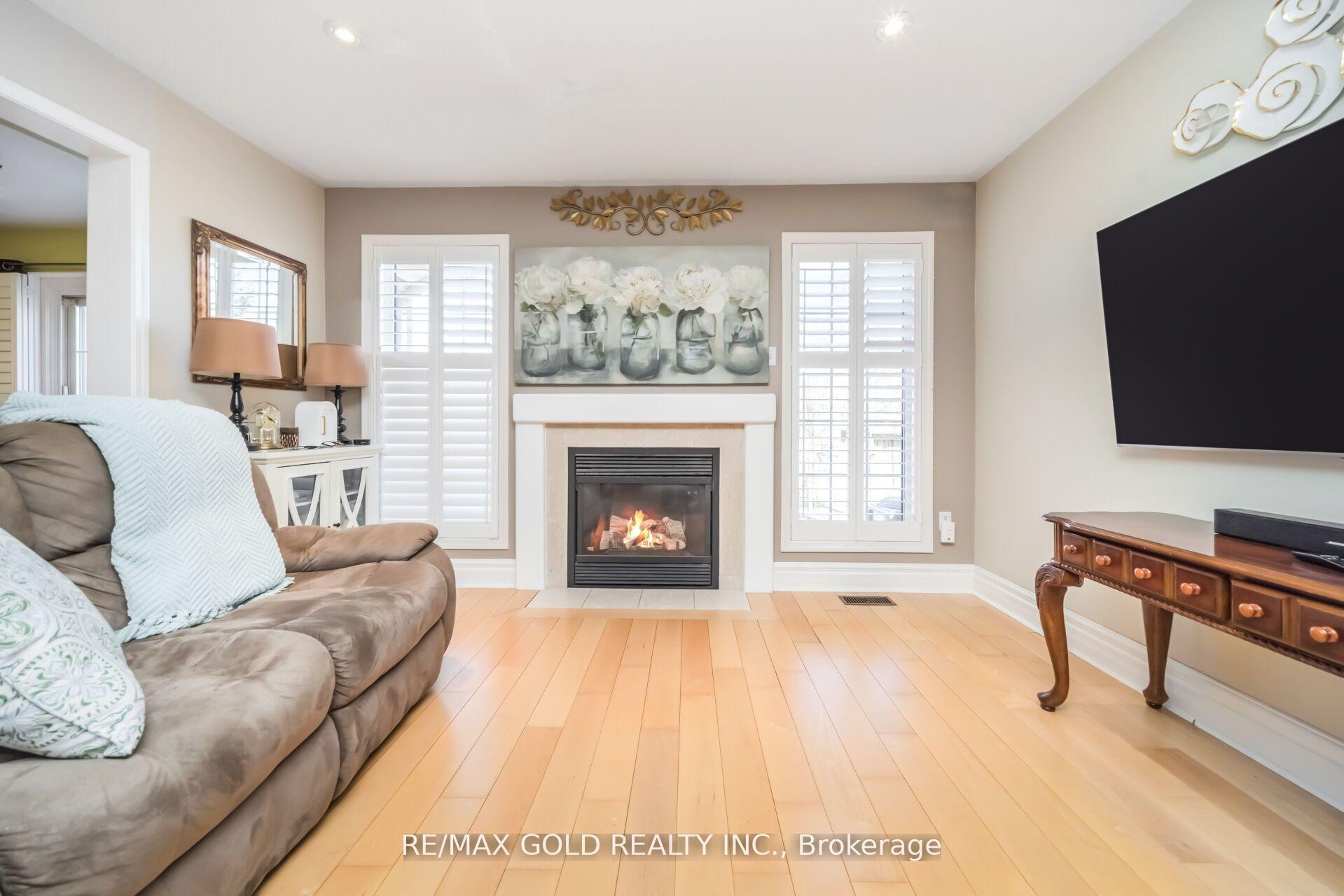 Photo 12 of 70 Sweetwood Circle, Brampton, Fletcher's Meadow — HOMEH