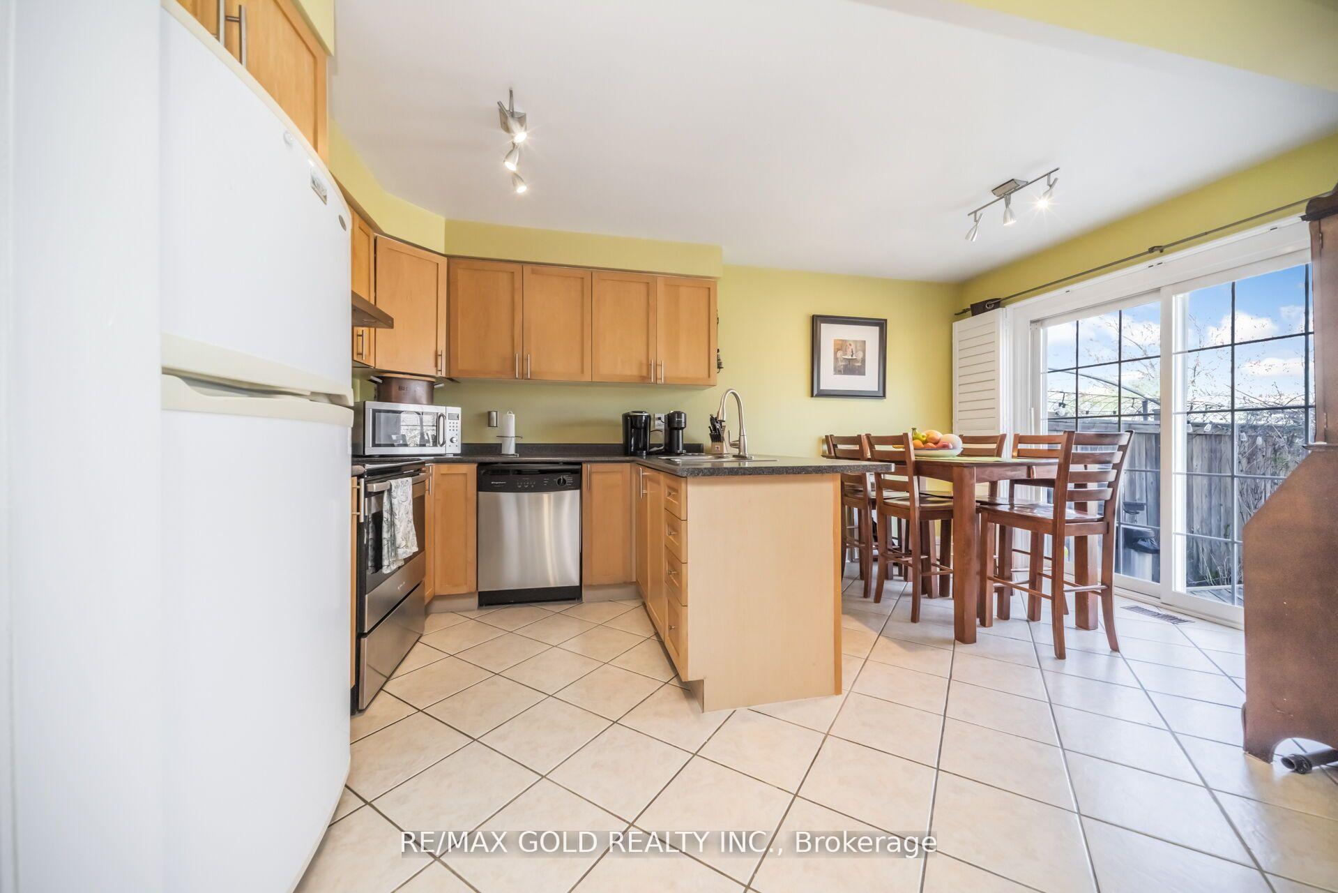 Photo 14 of 70 Sweetwood Circle, Brampton, Fletcher's Meadow — HOMEH