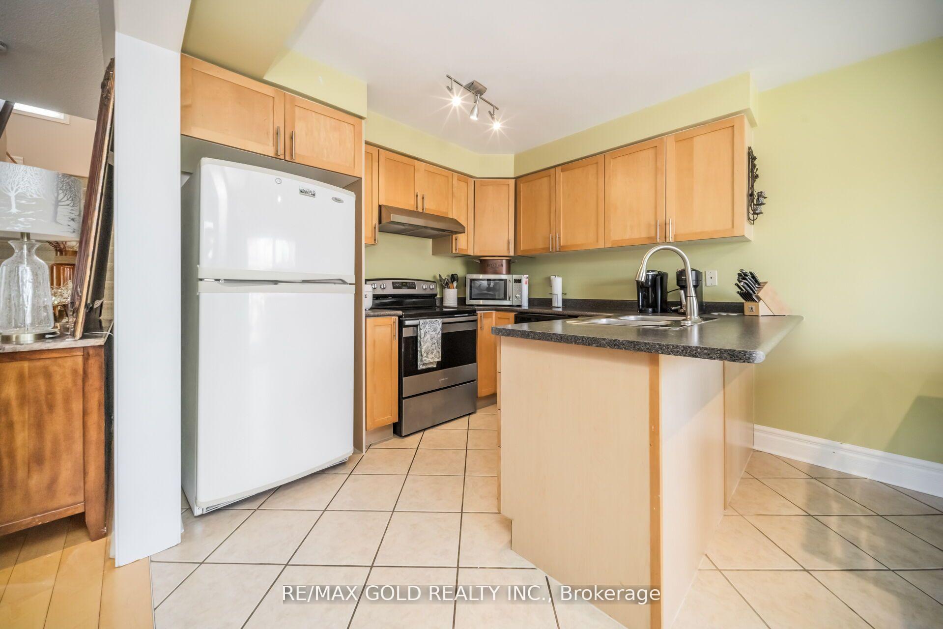 Photo 15 of 70 Sweetwood Circle, Brampton, Fletcher's Meadow — HOMEH