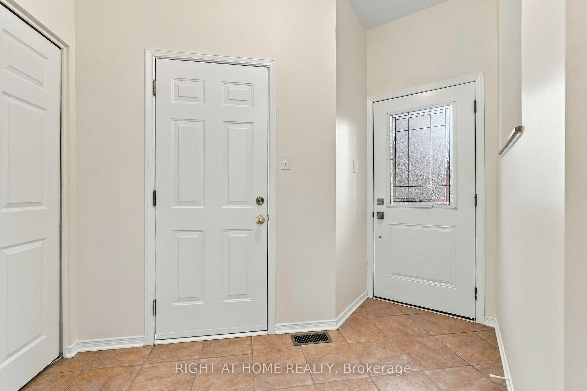 Photo 4 of 161 Kinross Private, Ottawa, Kanata - Morgan's Grant/South March — HOMEH