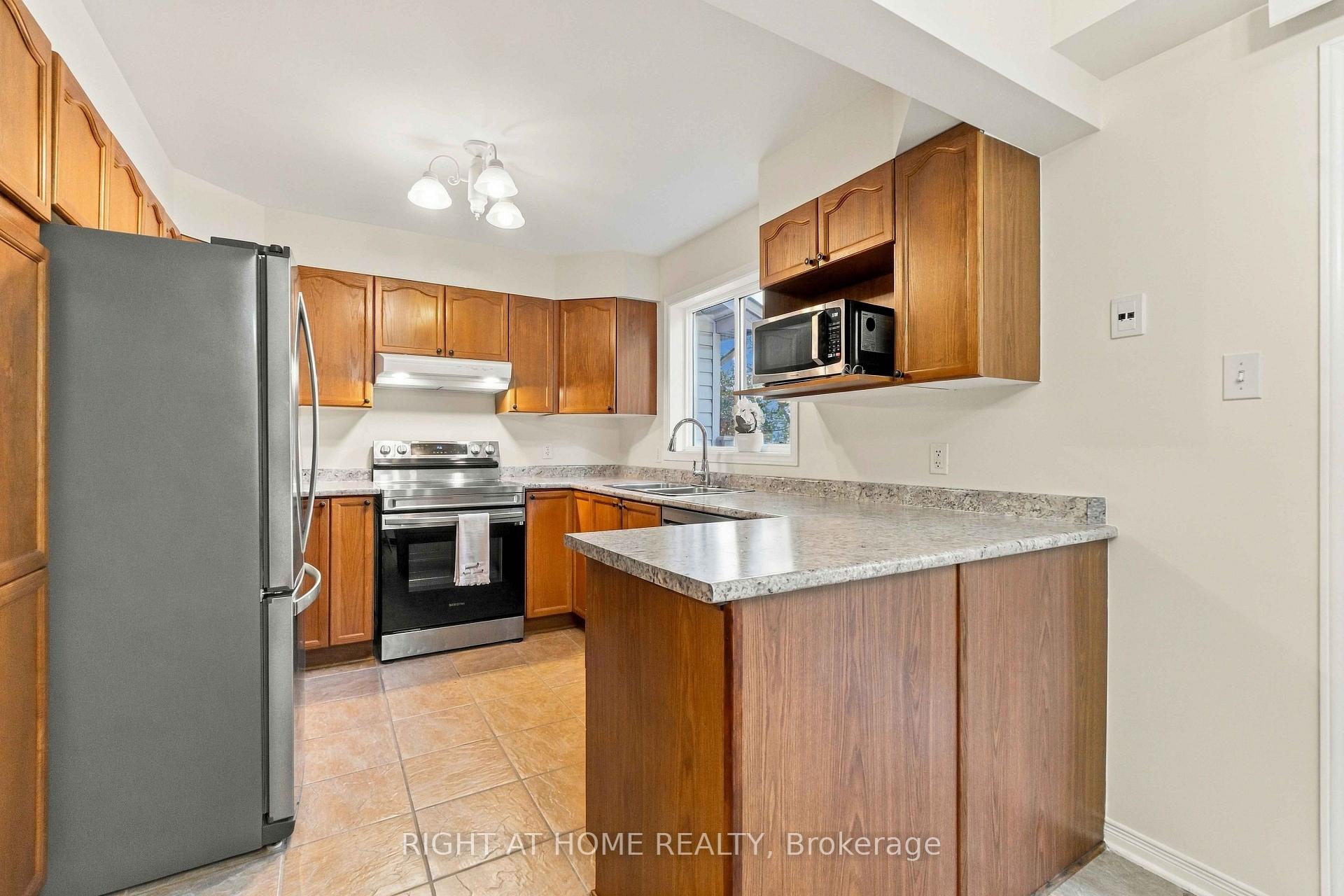 Photo 11 of 161 Kinross Private, Ottawa, Kanata - Morgan's Grant/South March — HOMEH