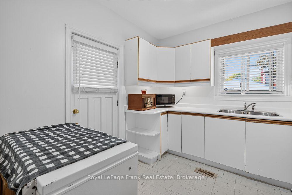 Photo 12 of 72 Twenty Second Street, Etobicoke, Long Branch — HOMEH