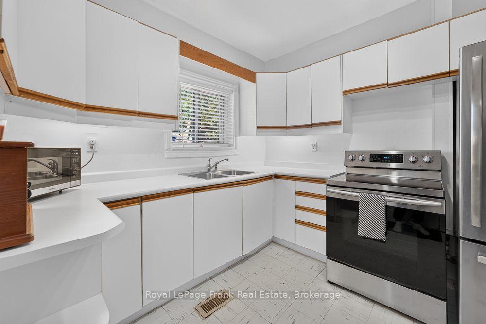 Photo 13 of 72 Twenty Second Street, Etobicoke, Long Branch — HOMEH