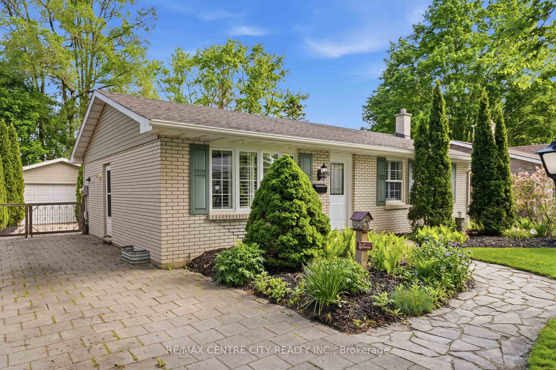 Photo 2 of 639 Dunboyne Crescent, London, North H — HOMEH