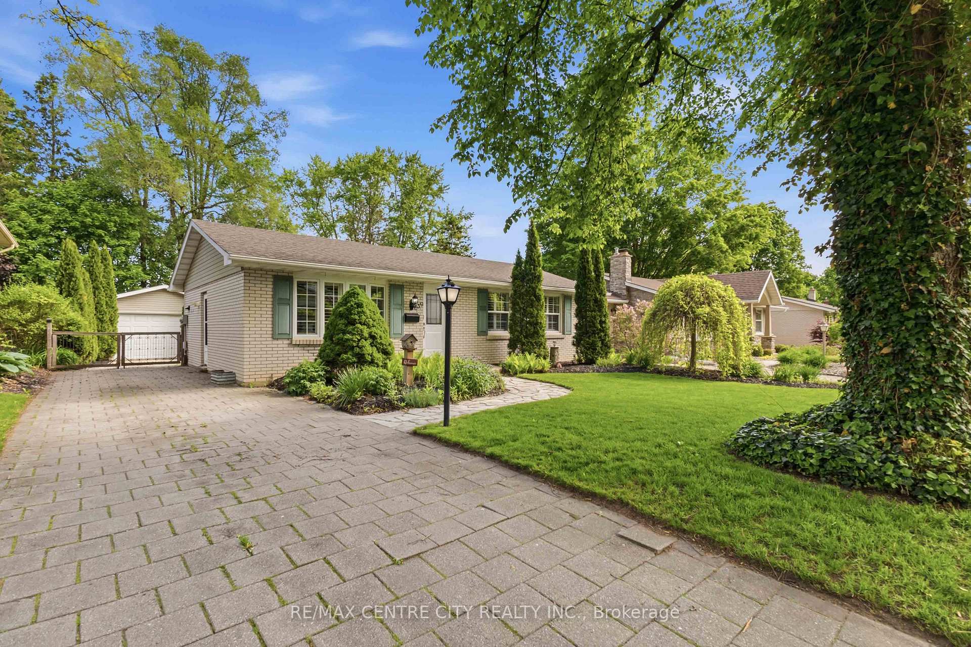 Photo 3 of 639 Dunboyne Crescent, London, North H — HOMEH