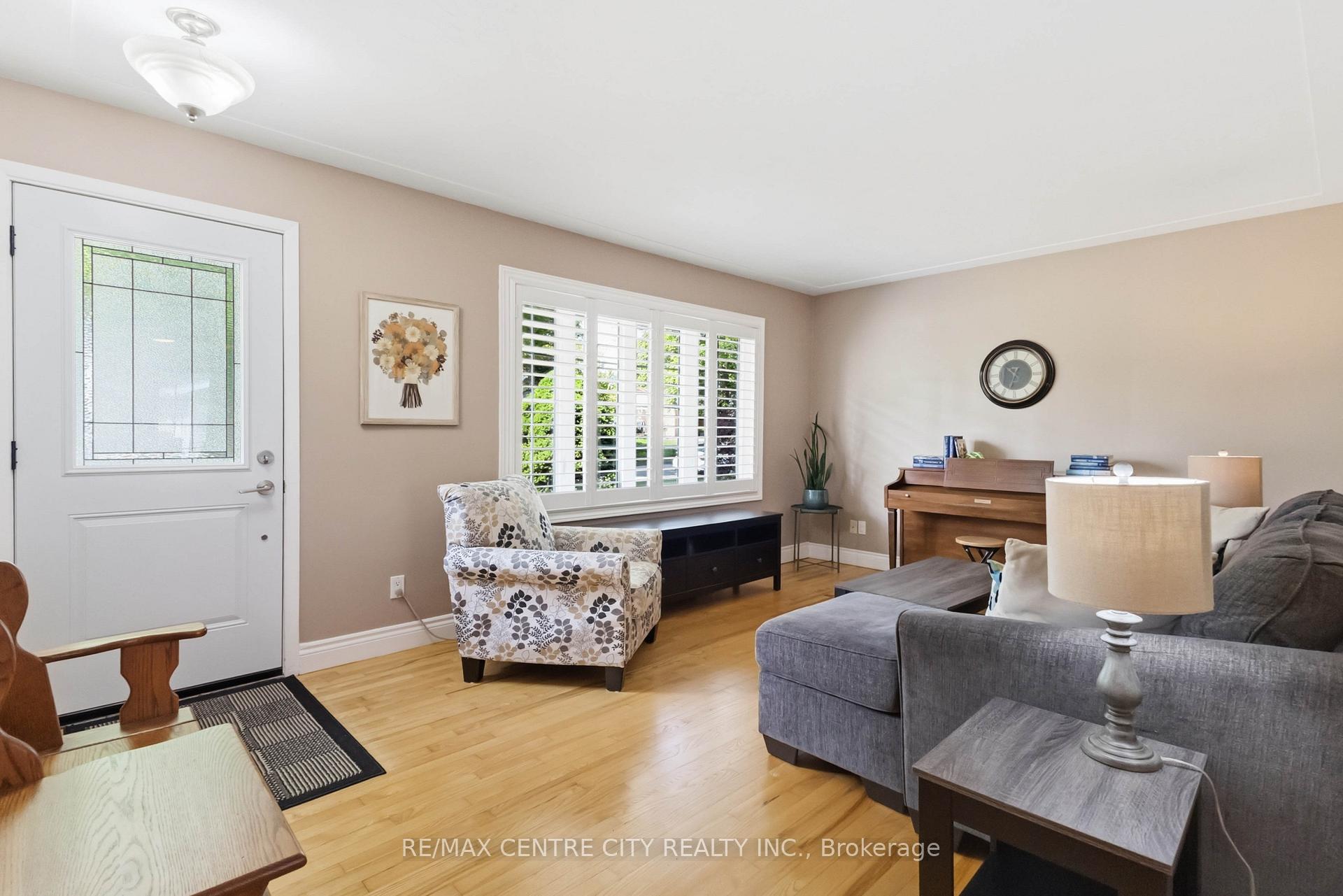 Photo 5 of 639 Dunboyne Crescent, London, North H — HOMEH