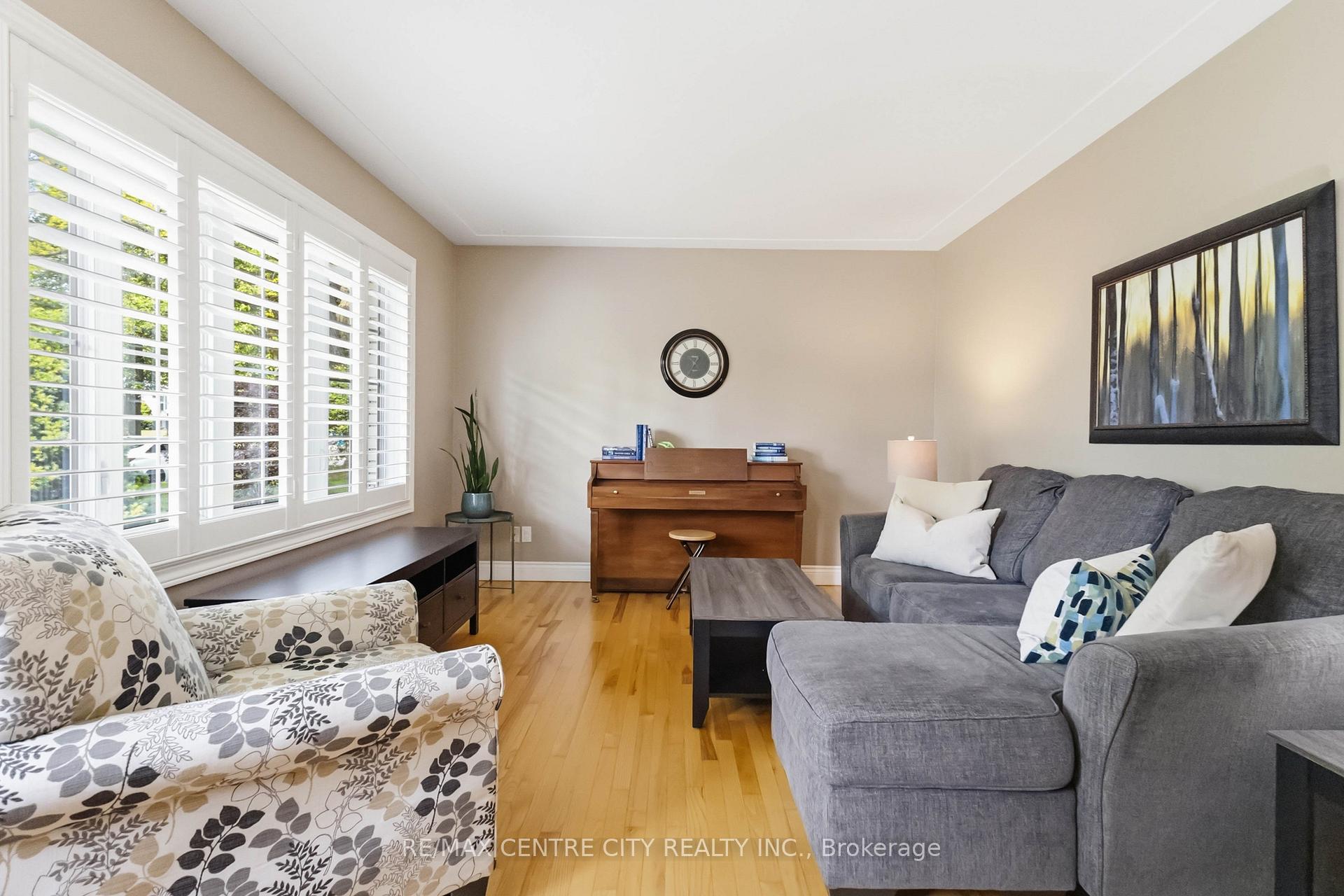 Photo 6 of 639 Dunboyne Crescent, London, North H — HOMEH