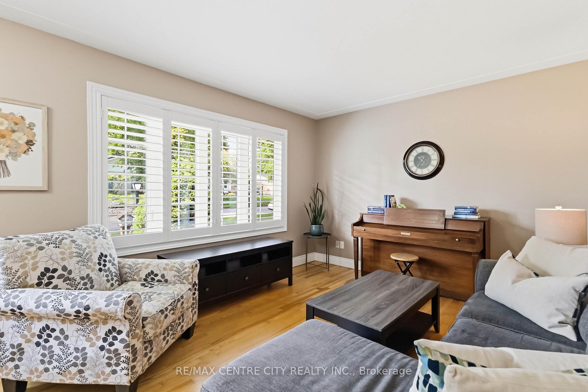 Photo 7 of 639 Dunboyne Crescent, London, North H — HOMEH