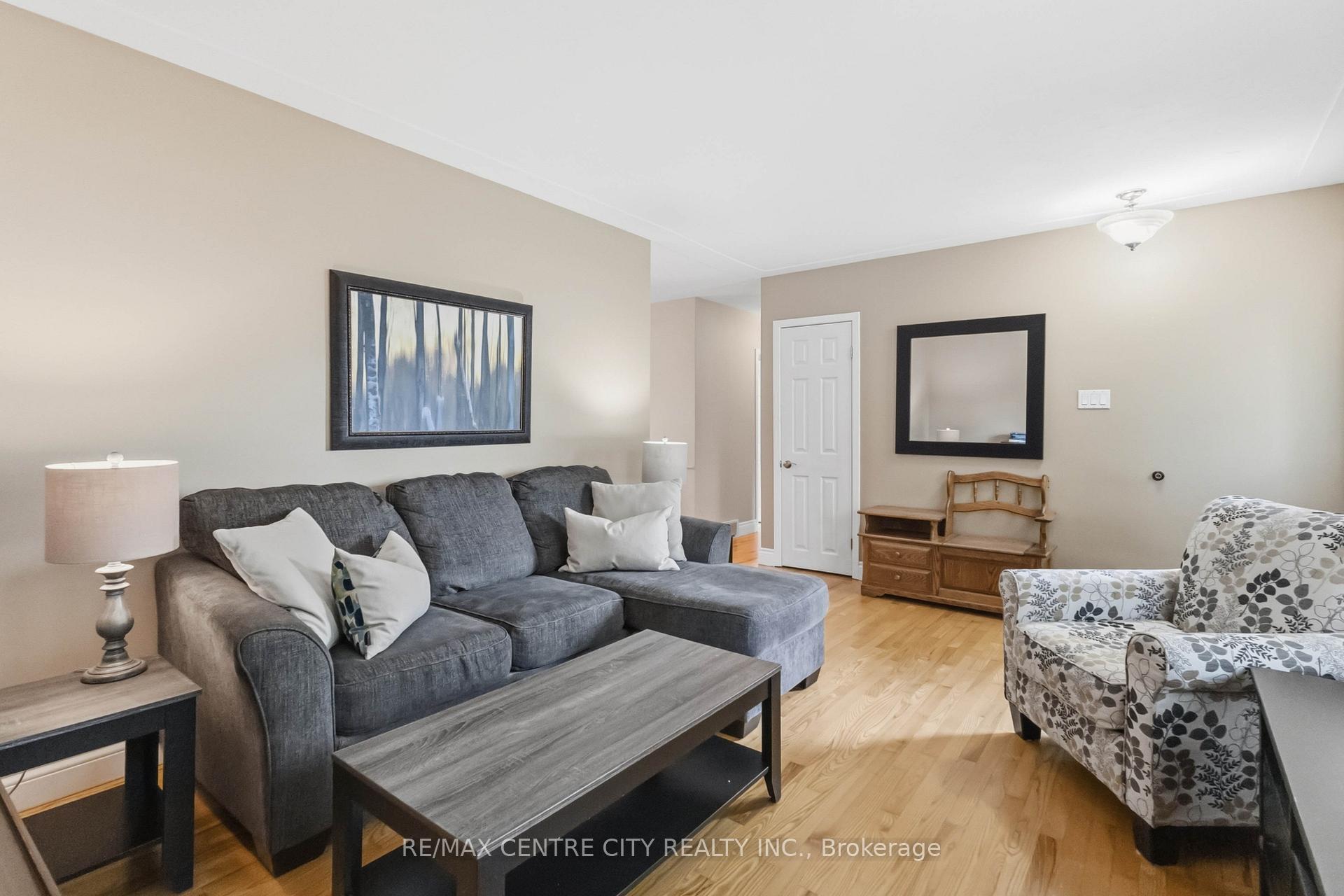 Photo 8 of 639 Dunboyne Crescent, London, North H — HOMEH