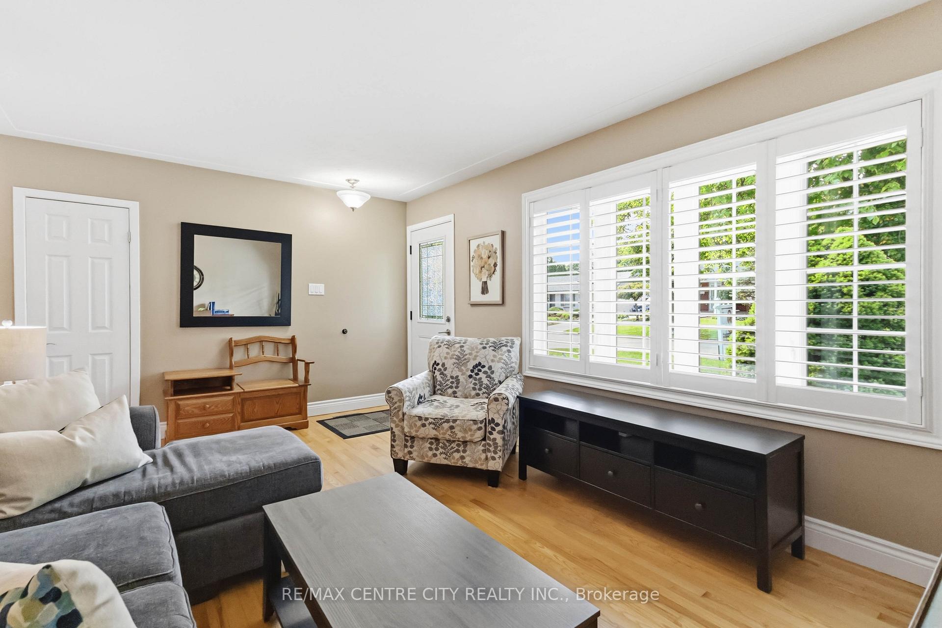 Photo 9 of 639 Dunboyne Crescent, London, North H — HOMEH