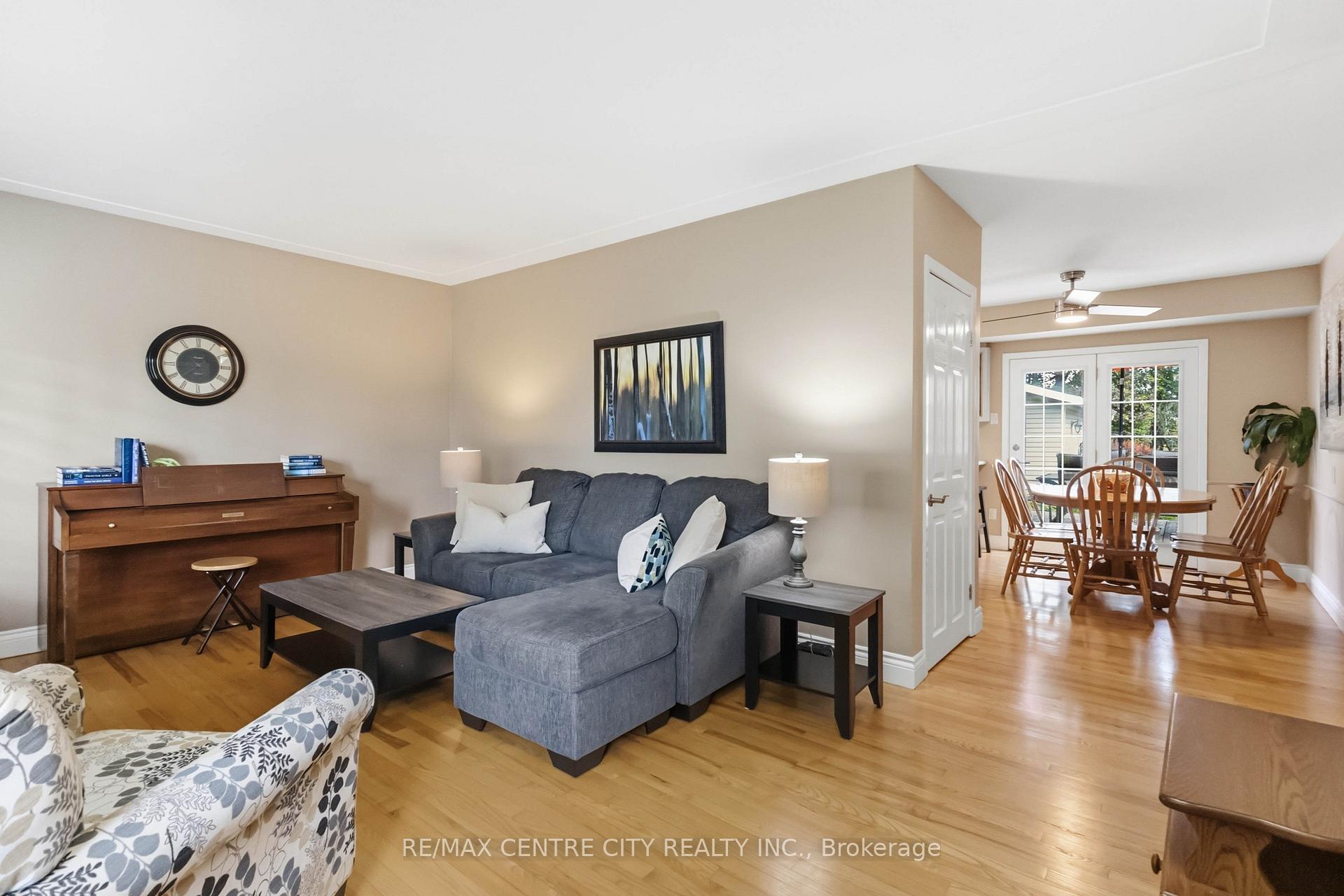 Photo 10 of 639 Dunboyne Crescent, London, North H — HOMEH