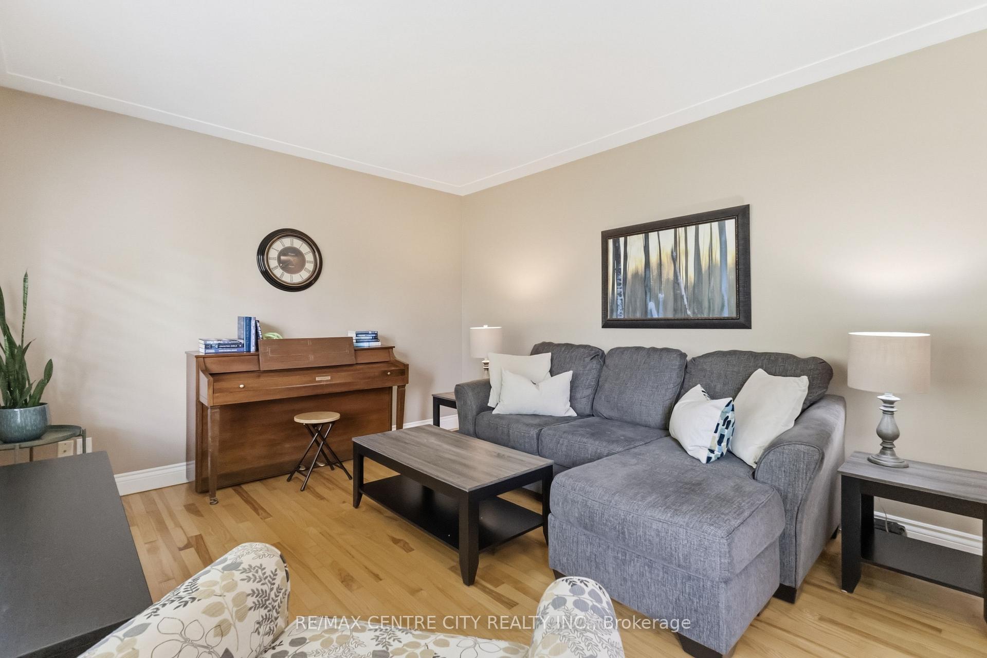 Photo 11 of 639 Dunboyne Crescent, London, North H — HOMEH