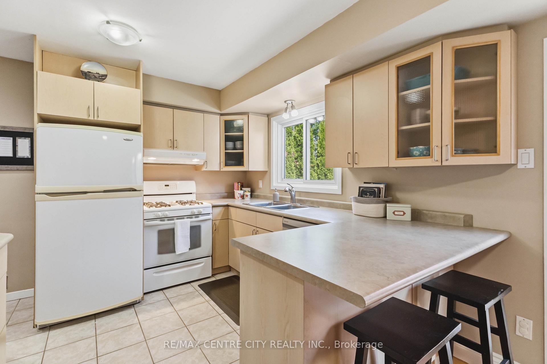 Photo 17 of 639 Dunboyne Crescent, London, North H — HOMEH