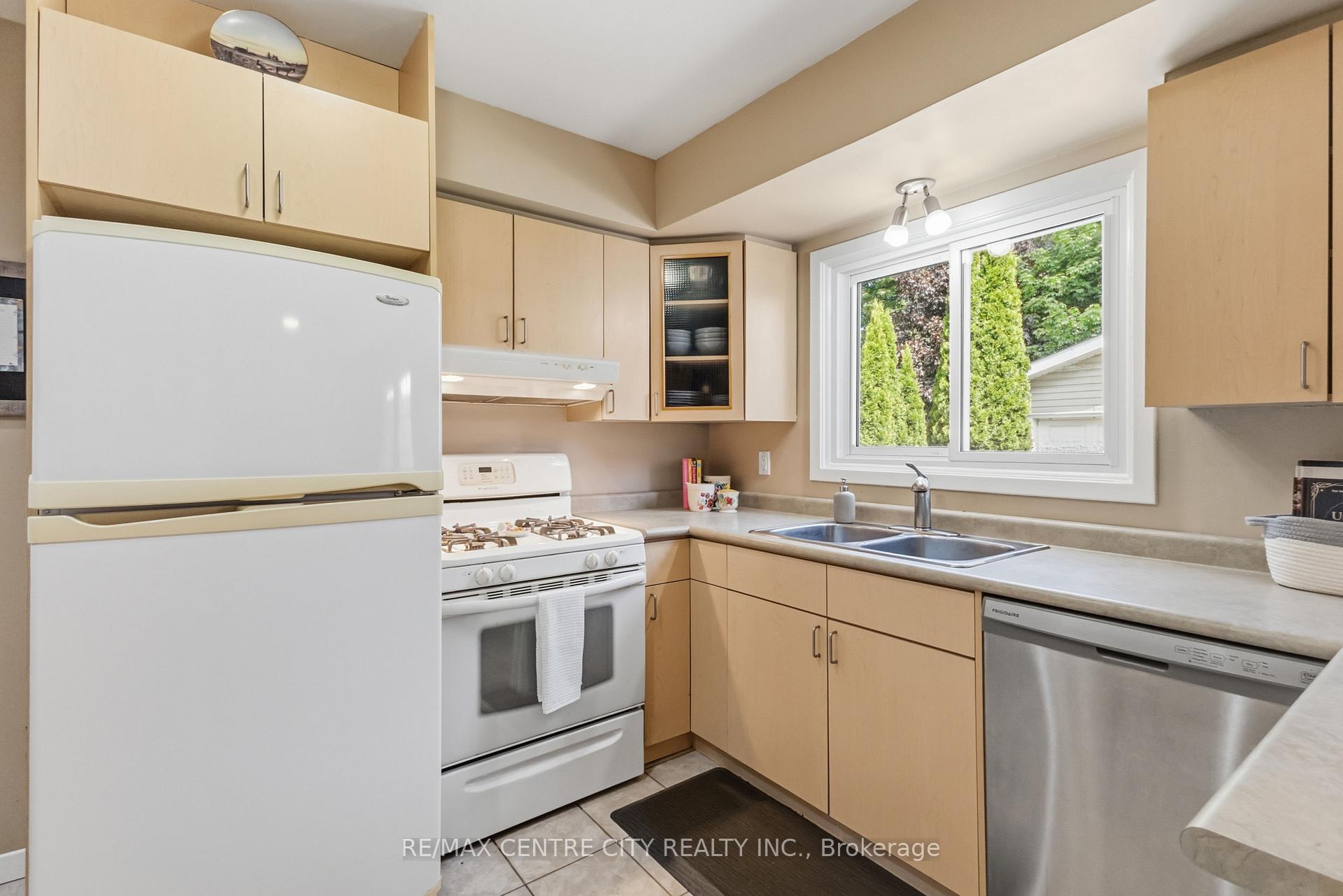 Photo 18 of 639 Dunboyne Crescent, London, North H — HOMEH